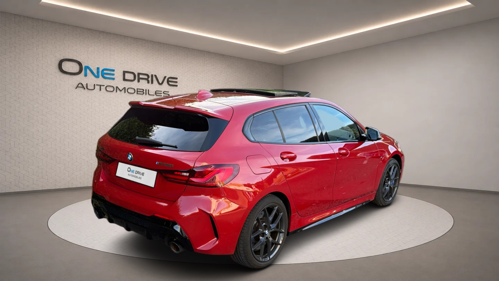 BMW M135i xDrive Steptronic-image-6