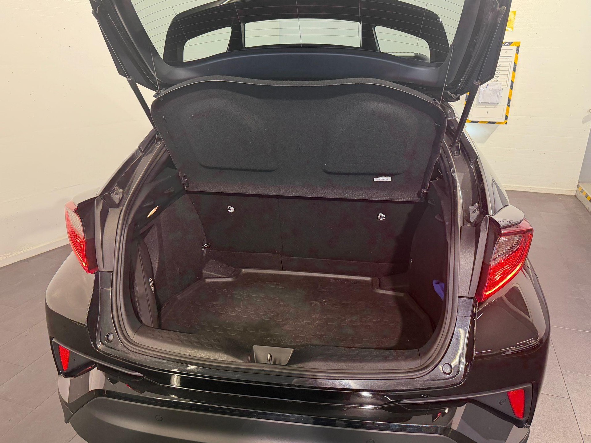 TOYOTA C-HR 1.8 VVTi HSD Comfort-image-11