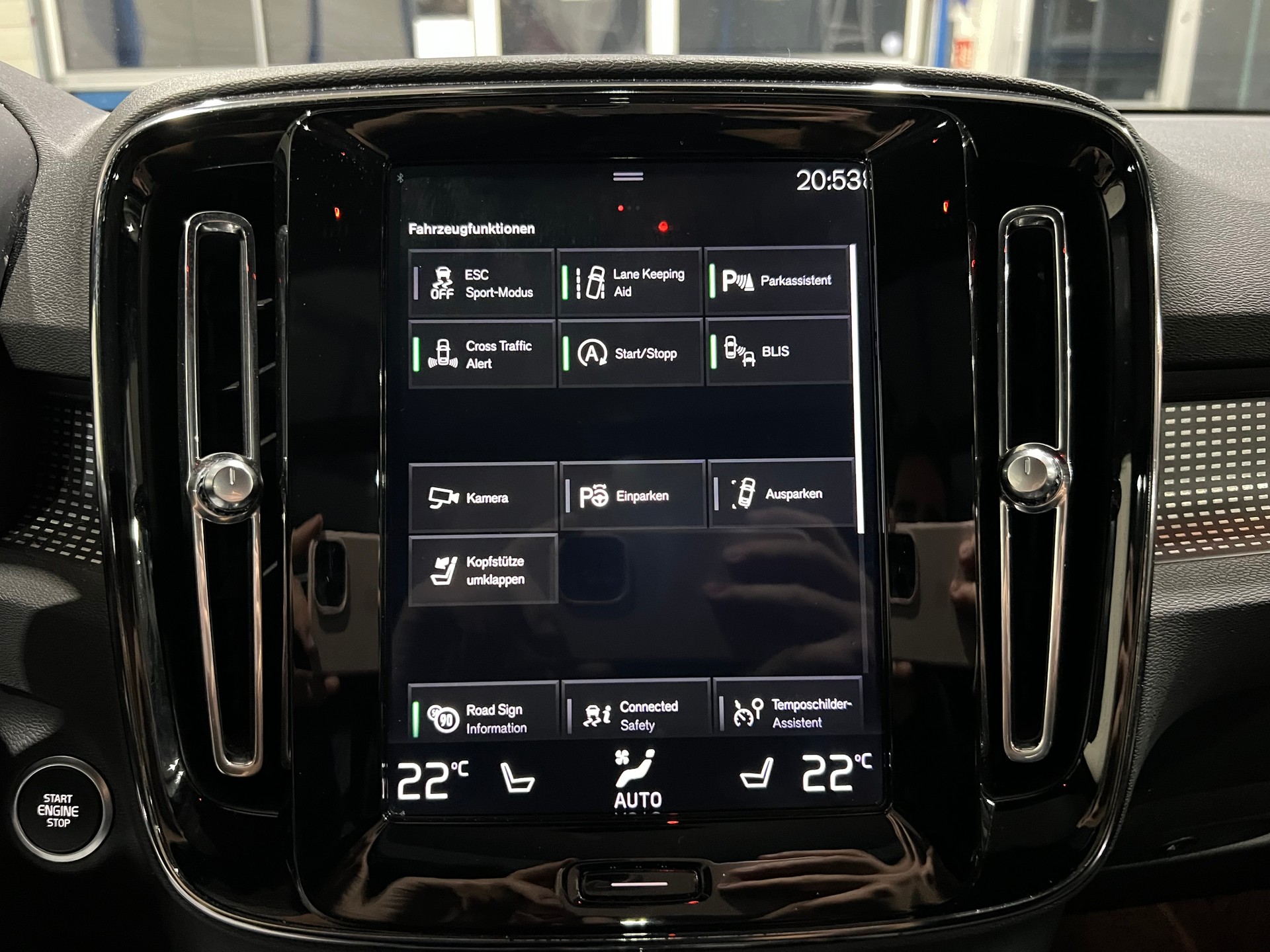 VOLVO XC40 D4 AWD R-Design Geartronic**Sthz,AHK,Panodach,360 Kamera,Frisch ab MFK**-image-15