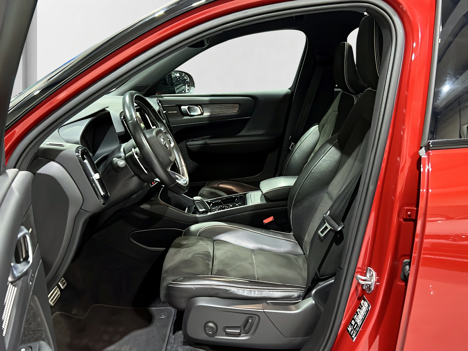 VOLVO XC40 D4 AWD R-Design Geartronic**Sthz,AHK,Panodach,360 Kamera,Frisch ab MFK**-image-7