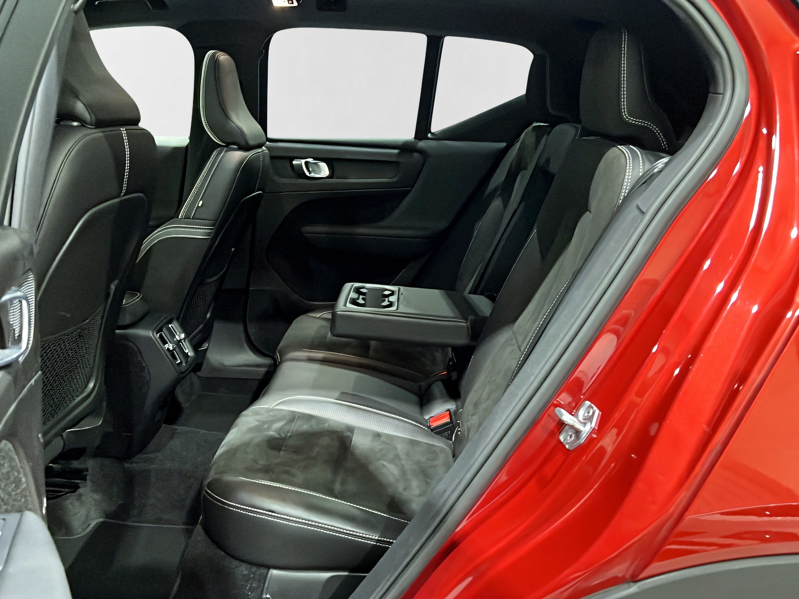 VOLVO XC40 D4 AWD R-Design Geartronic**Sthz,AHK,Panodach,360 Kamera,Frisch ab MFK**-image-9