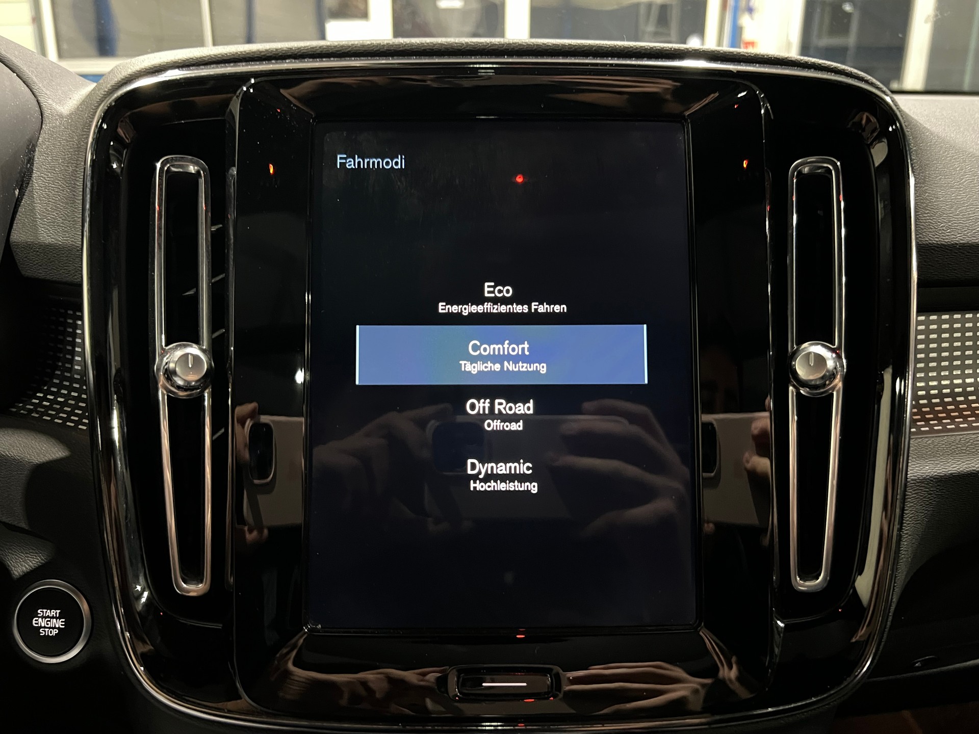 VOLVO XC40 D4 AWD R-Design Geartronic**Sthz,AHK,Panodach,360 Kamera,Frisch ab MFK**-image-13