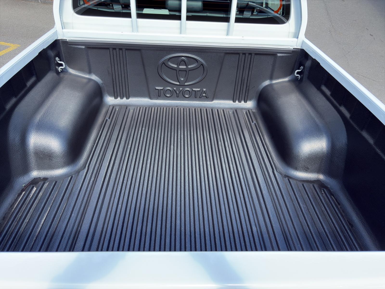 TOYOTA Hilux Double Cab.-Pick-up 2.4 D-4D 150 Comfort-image-18