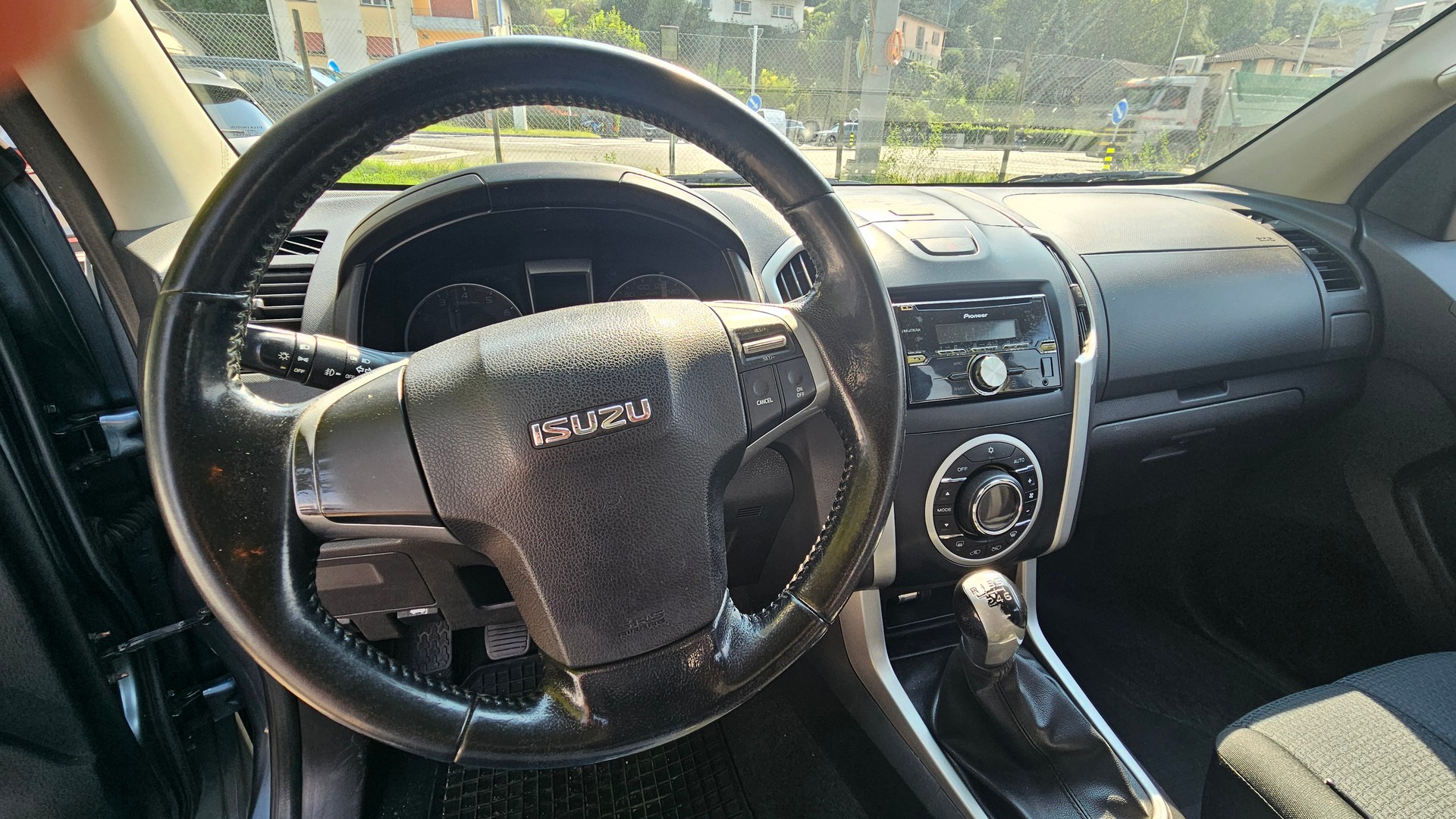 ISUZU D-MAX 2.5 Crew Cab Solar 4x4-image-7