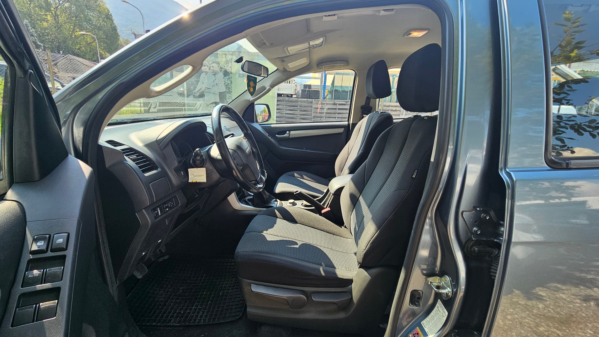 ISUZU D-MAX 2.5 Crew Cab Solar 4x4-image-5