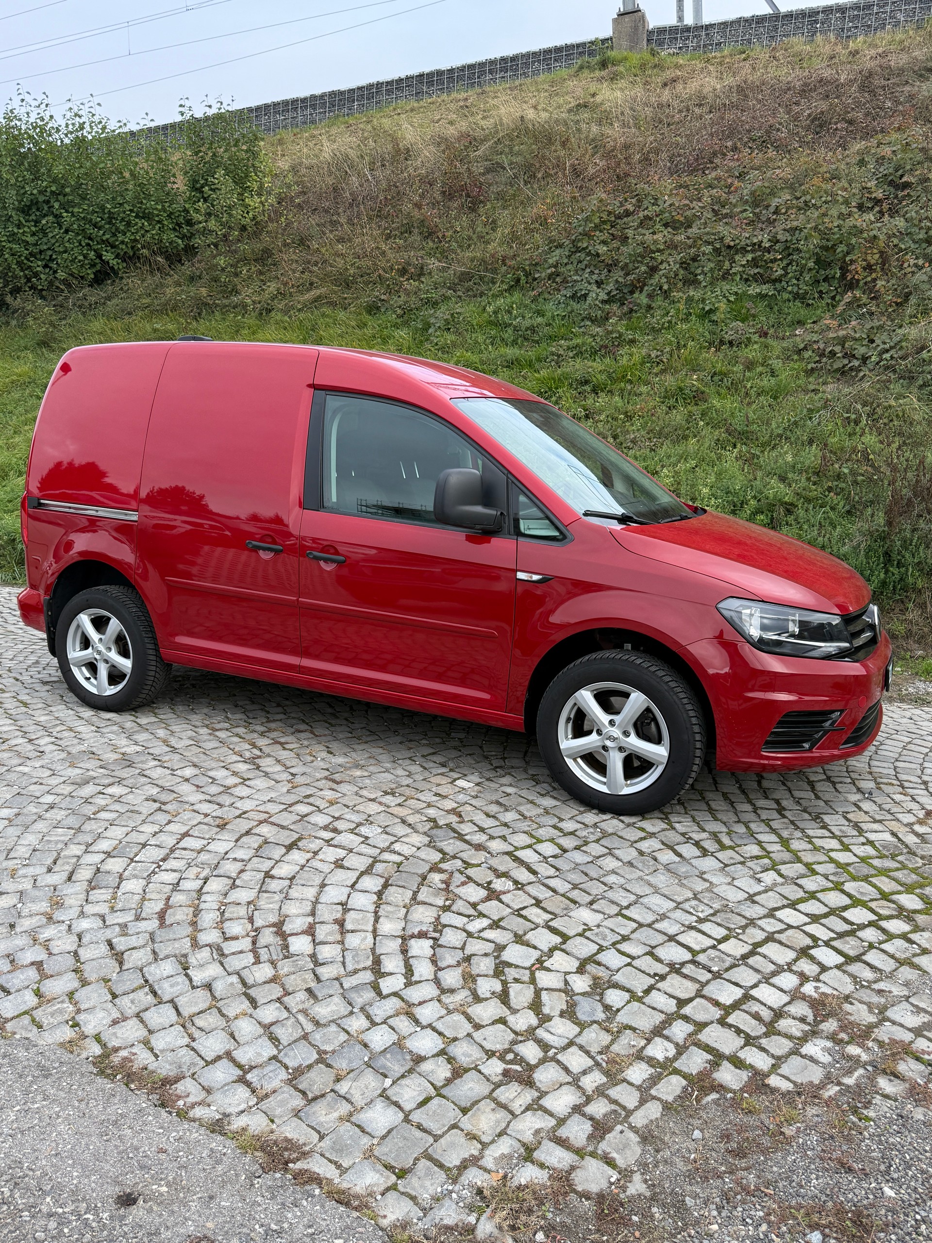VW Caddy 2.0TDI 4Motion BlueMotion Technology-image-2