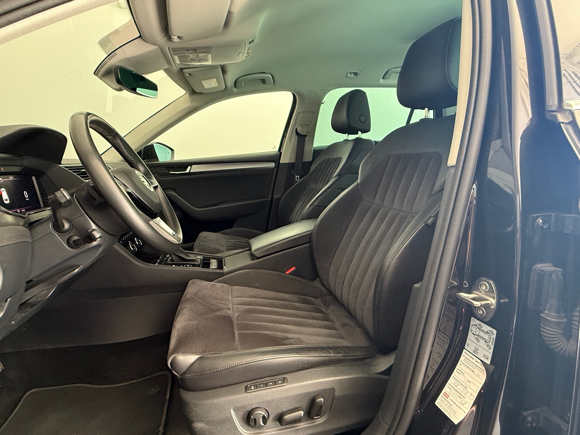 SKODA Superb Combi 2.0 TDi SportLine+ 4x4 DSG Ab 210. pro Monat-image-9