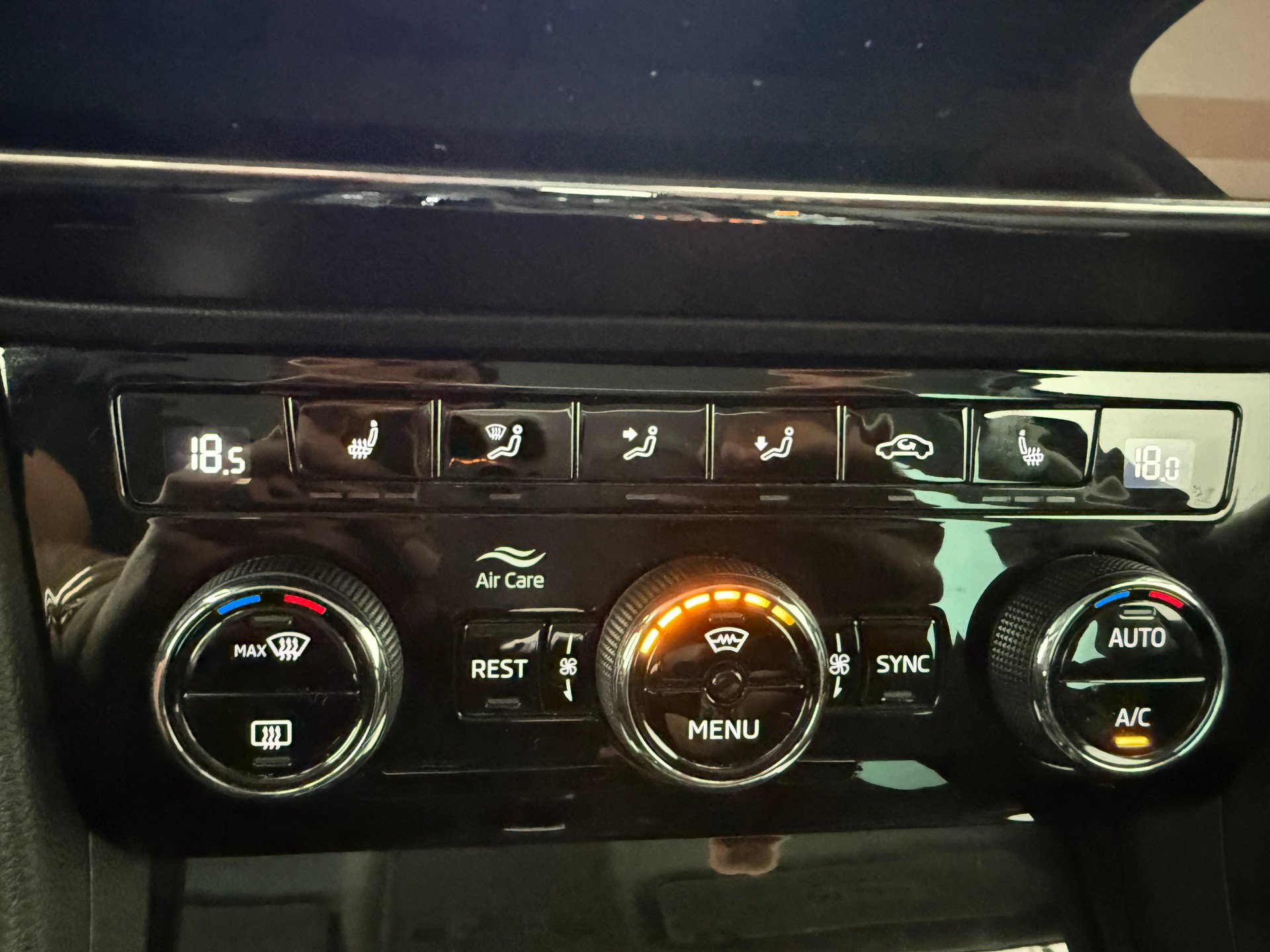 SKODA Superb Combi 2.0 TDi SportLine+ 4x4 DSG Ab 210. pro Monat-image-17