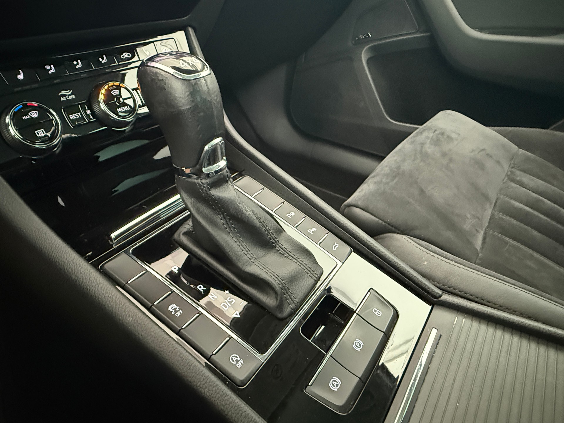 SKODA Superb Combi 2.0 TDi SportLine+ 4x4 DSG Ab 210. pro Monat-image-19