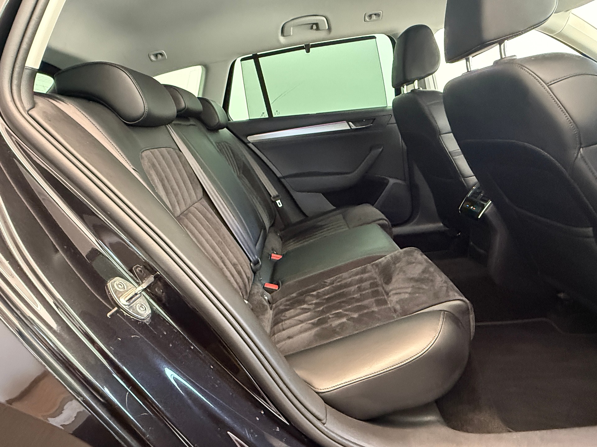 SKODA Superb Combi 2.0 TDi SportLine+ 4x4 DSG Ab 210. pro Monat-image-12