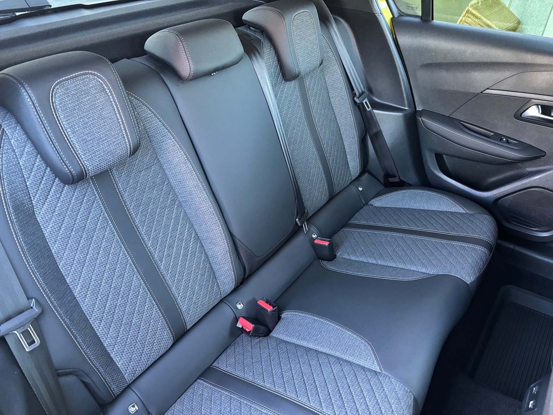 PEUGEOT 208 1.2 Hybrid 110 Allure-image-6