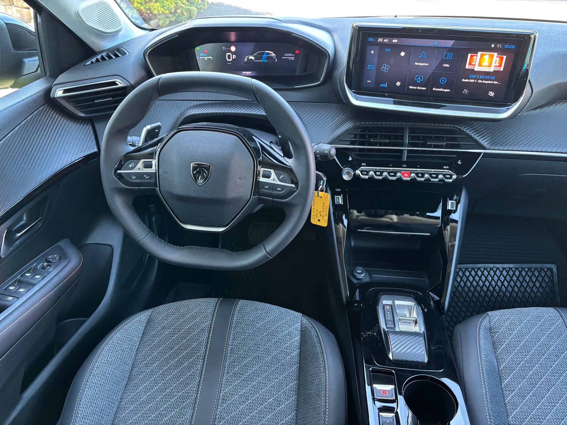 PEUGEOT 208 1.2 Hybrid 110 Allure-image-9