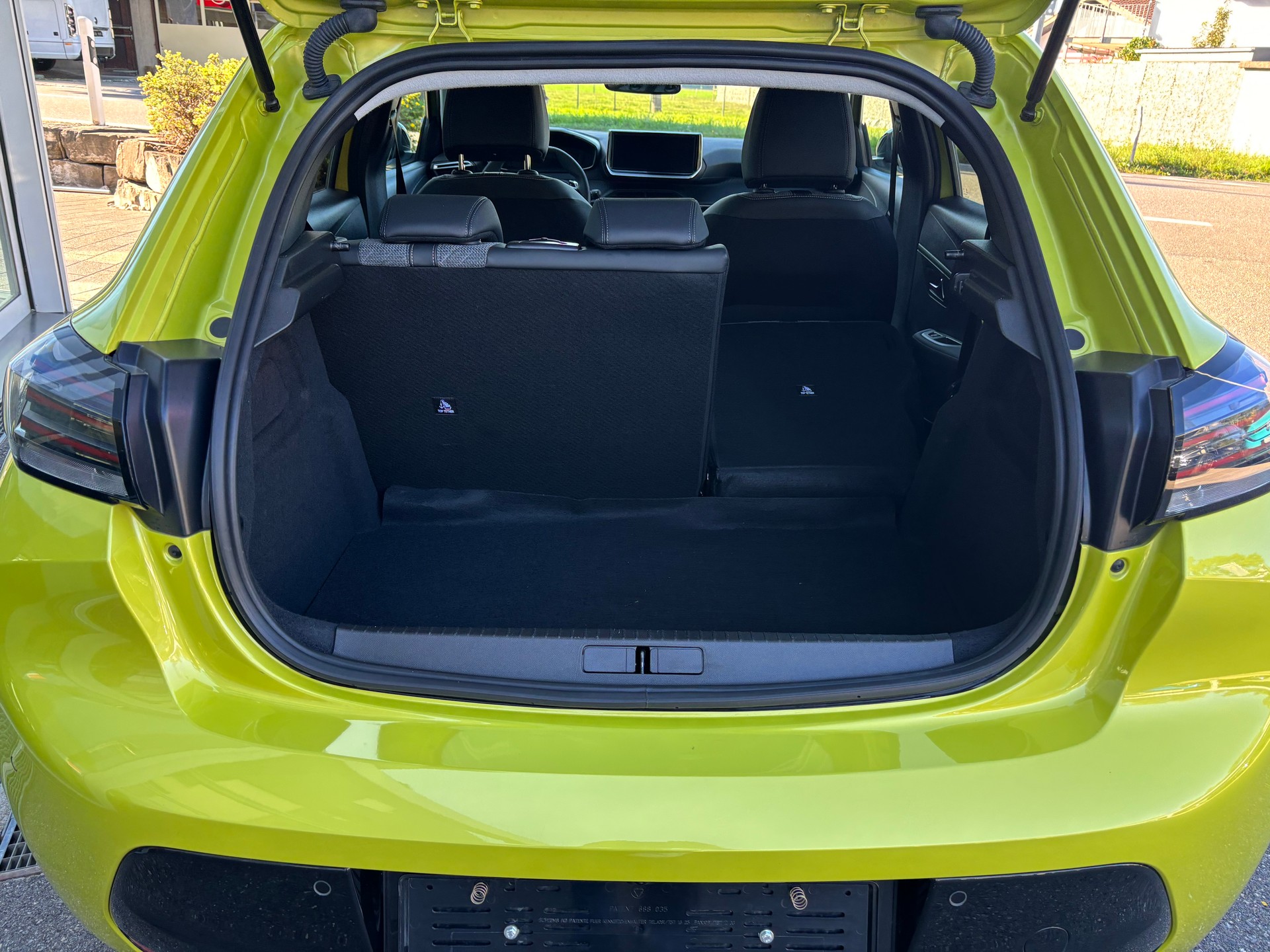 PEUGEOT 208 1.2 Hybrid 110 Allure-image-5