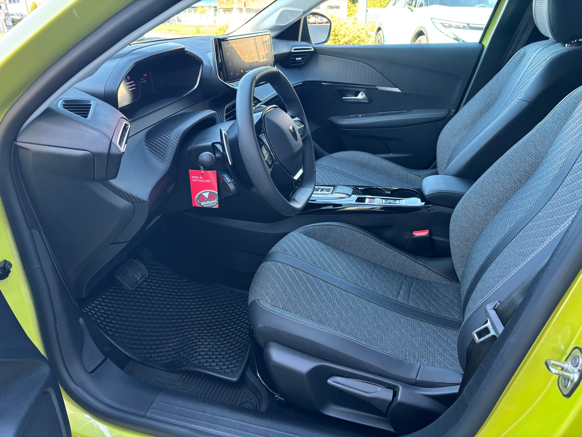PEUGEOT 208 1.2 Hybrid 110 Allure-image-10