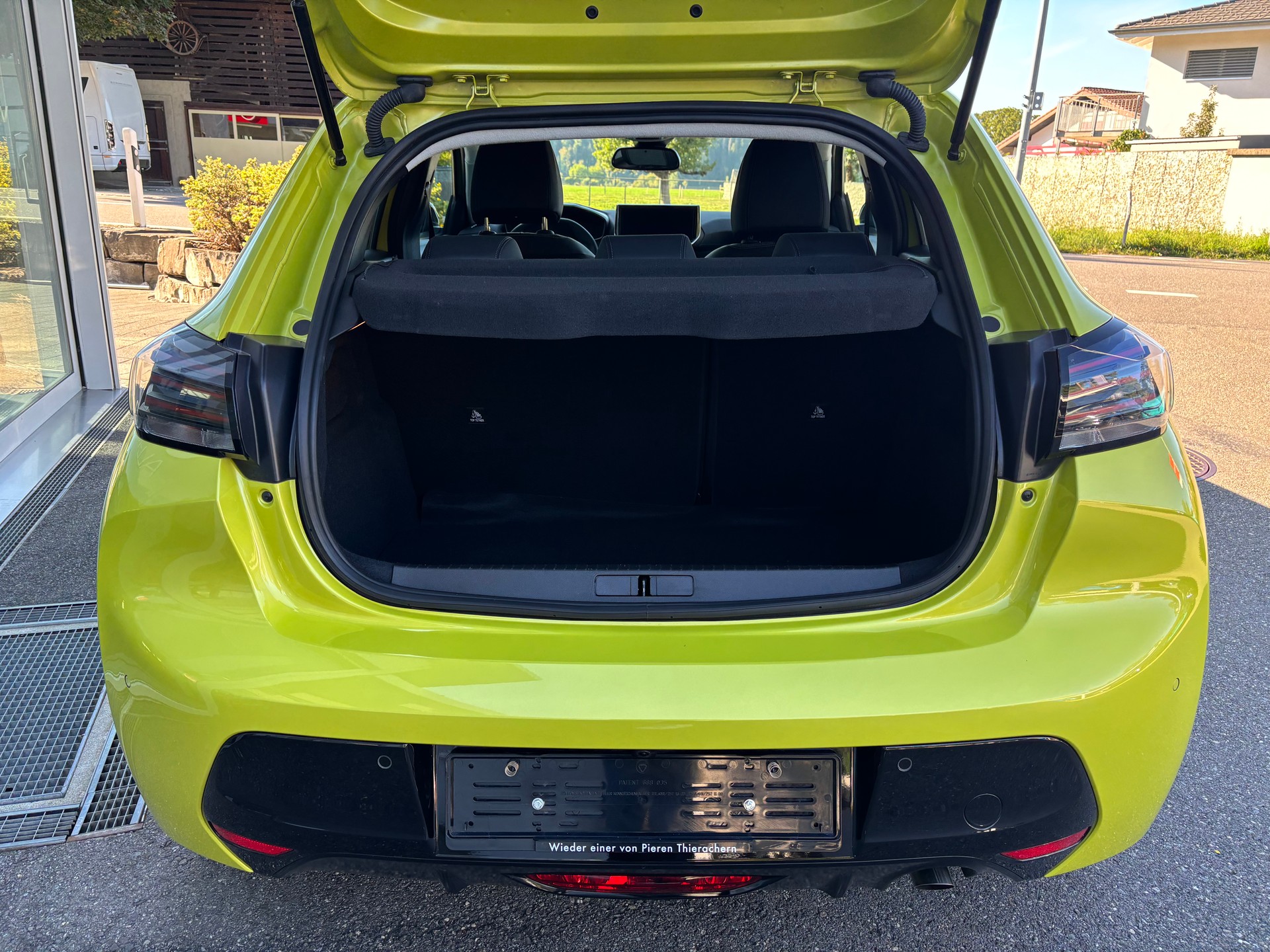 PEUGEOT 208 1.2 Hybrid 110 Allure-image-4