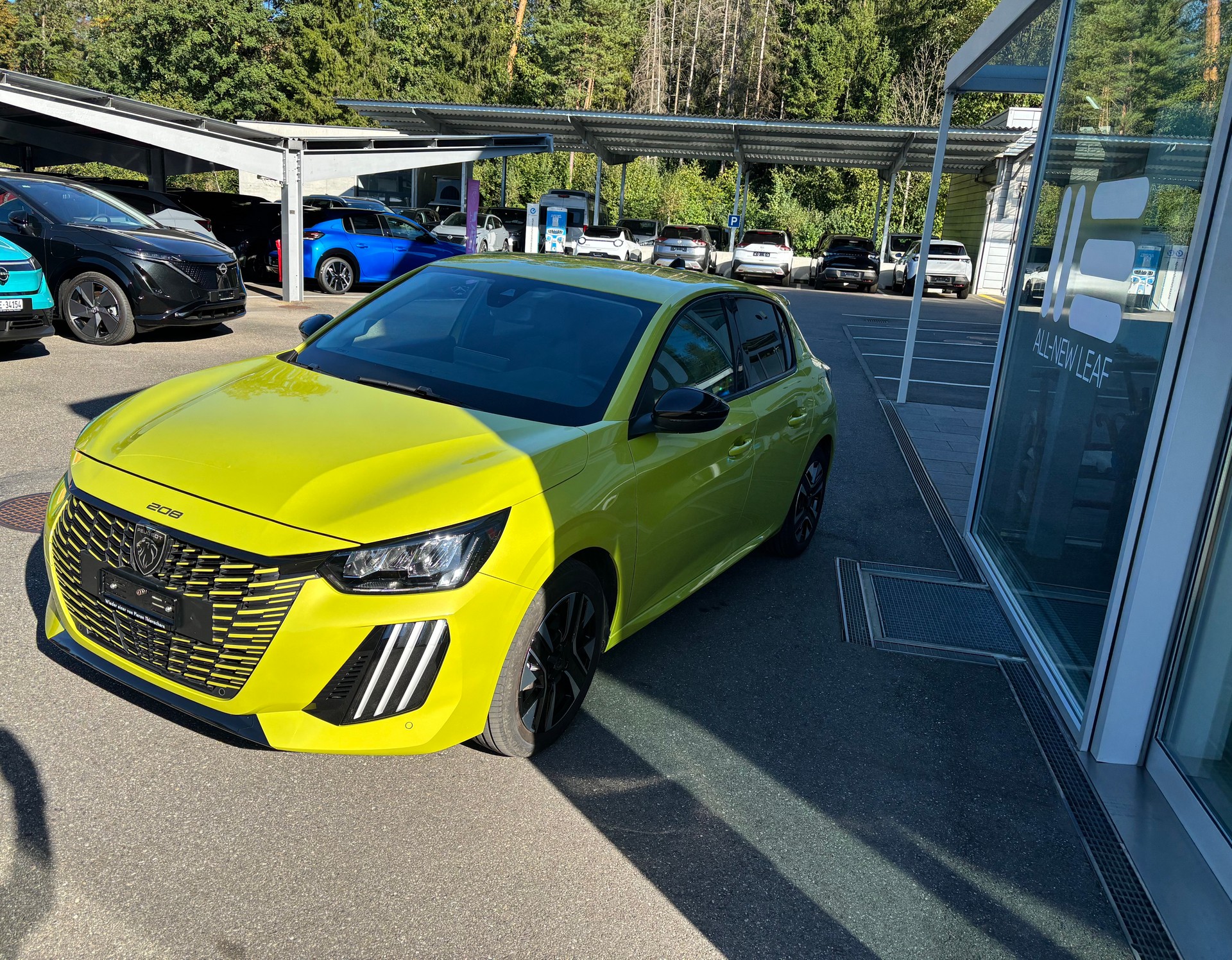 PEUGEOT 208 1.2 Hybrid 110 Allure-image-1