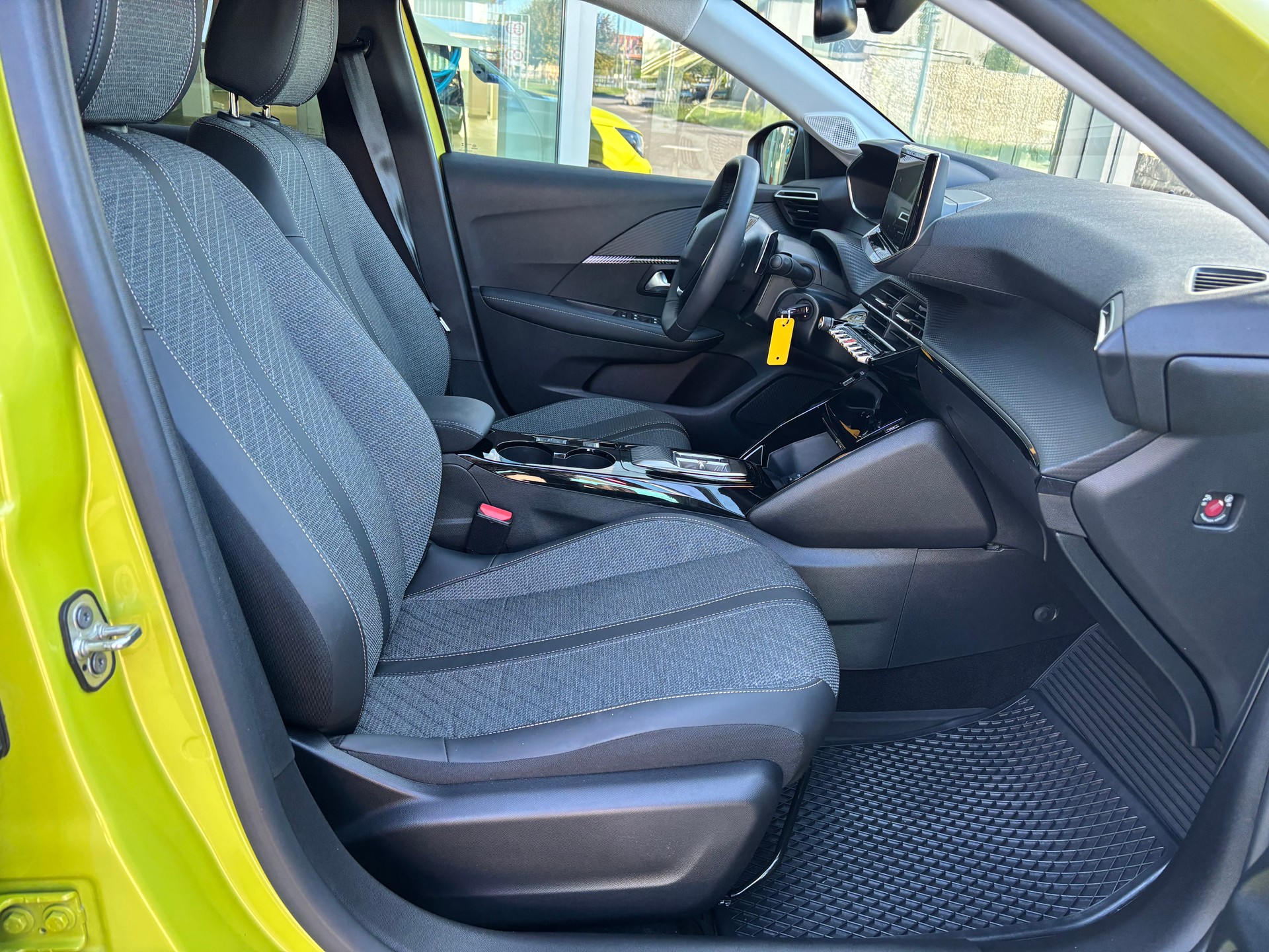 PEUGEOT 208 1.2 Hybrid 110 Allure-image-7