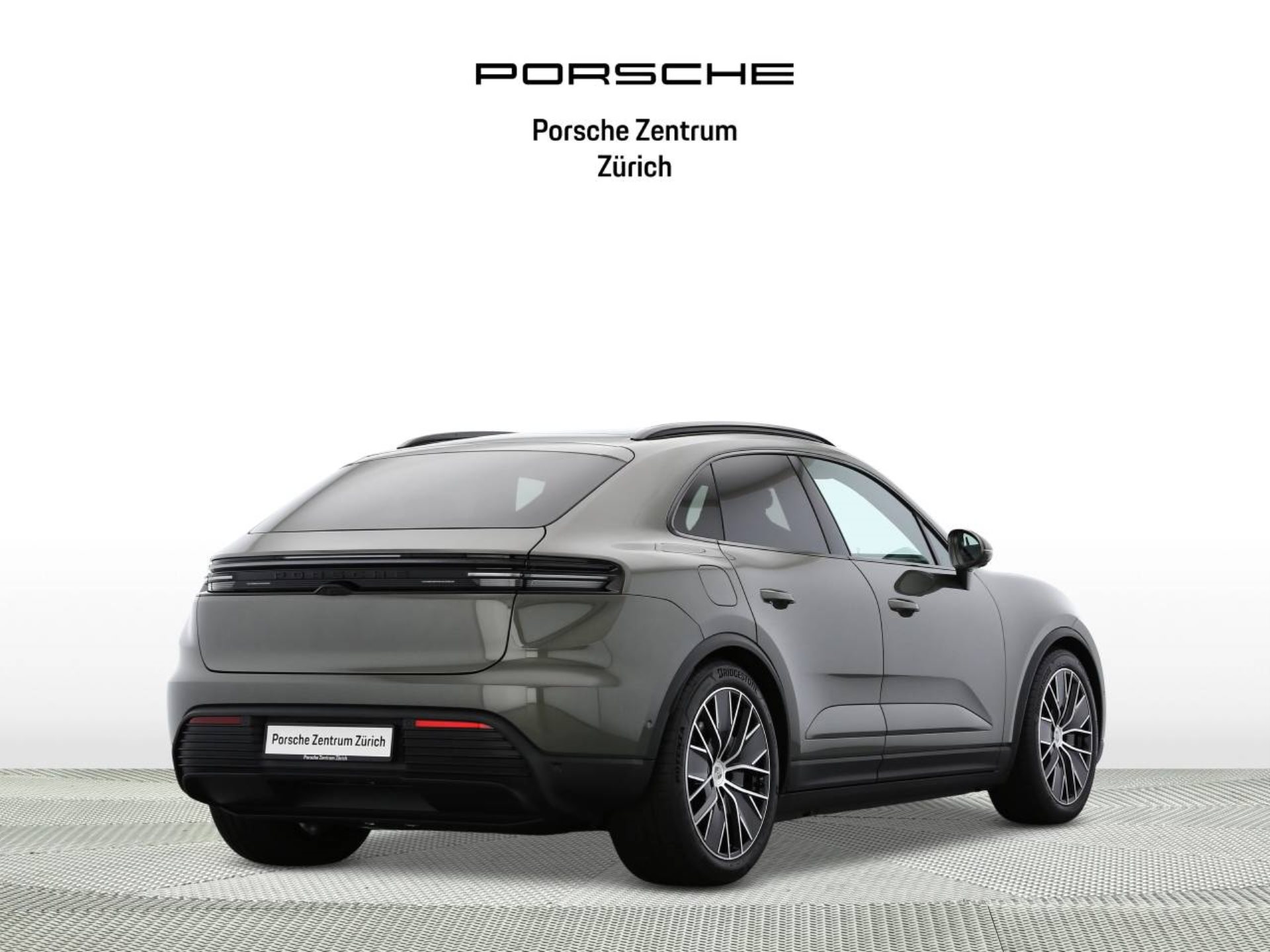 PORSCHE Macan 4S-showroom-element-2