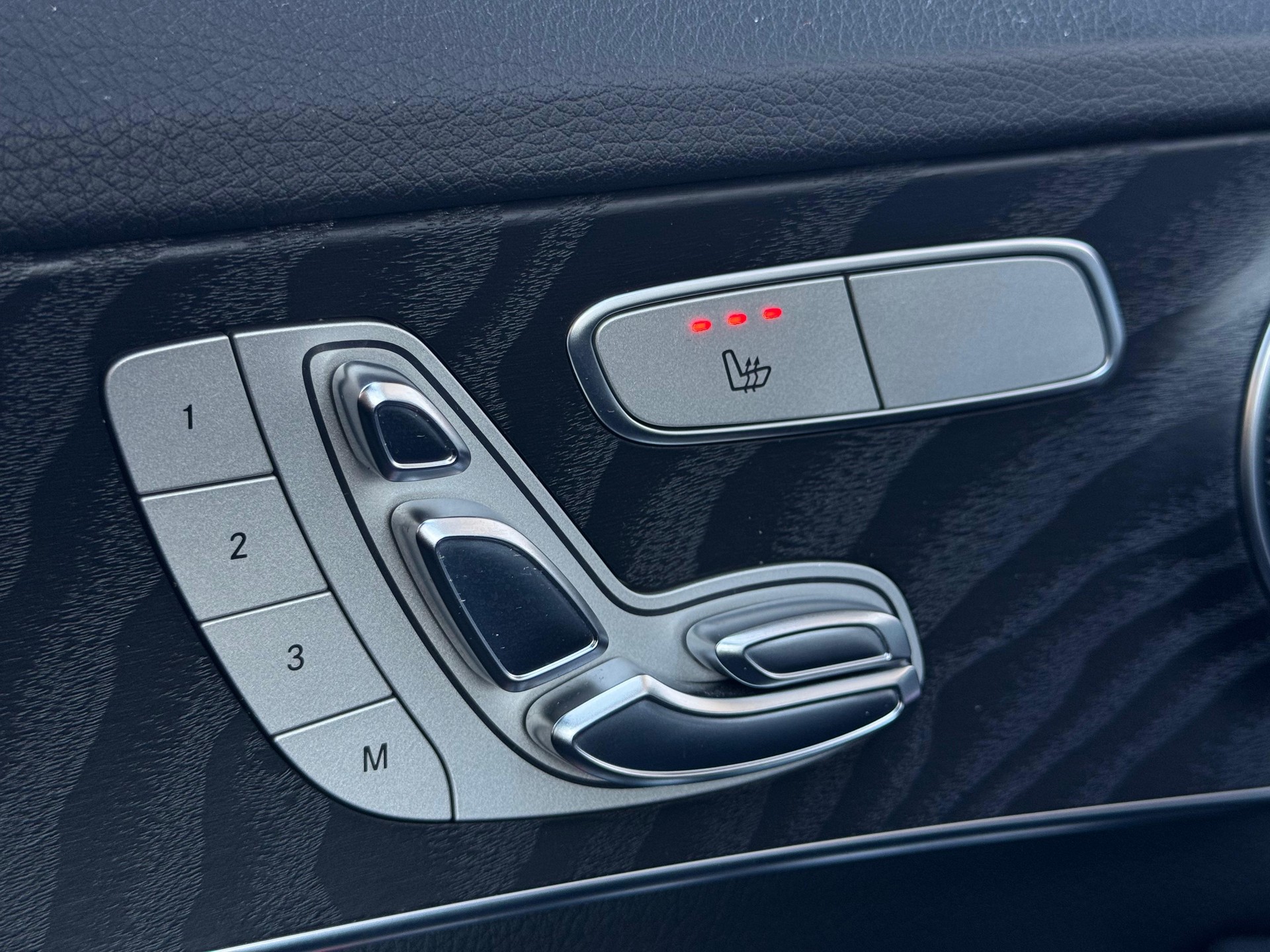 MERCEDES-BENZ C 250 BlueTEC AMG Line 4Matic 9G-Tronic-image-21