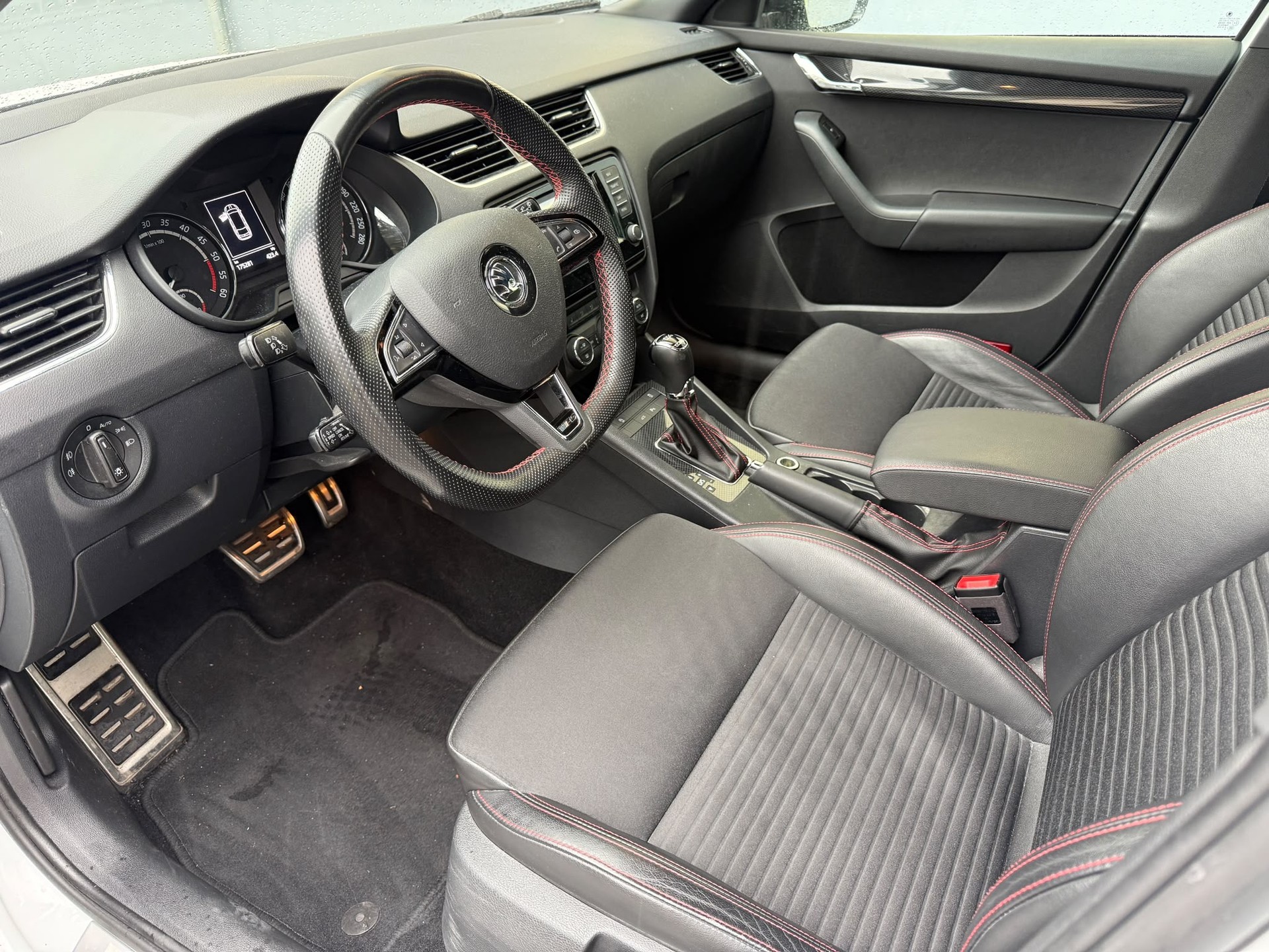 SKODA Octavia Combi 2.0 TDI RS 4x4 DSG-image-15