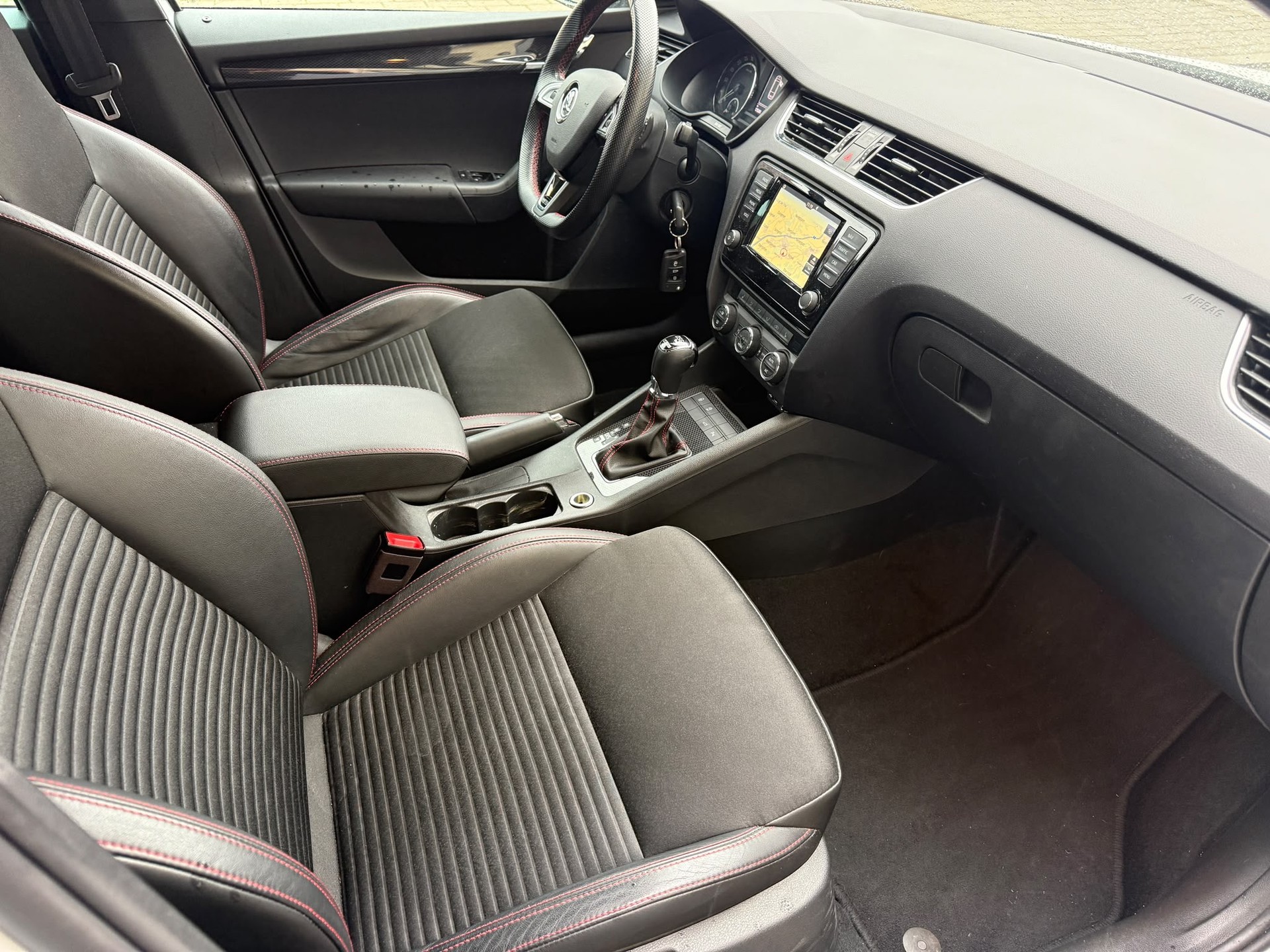 SKODA Octavia Combi 2.0 TDI RS 4x4 DSG-image-24