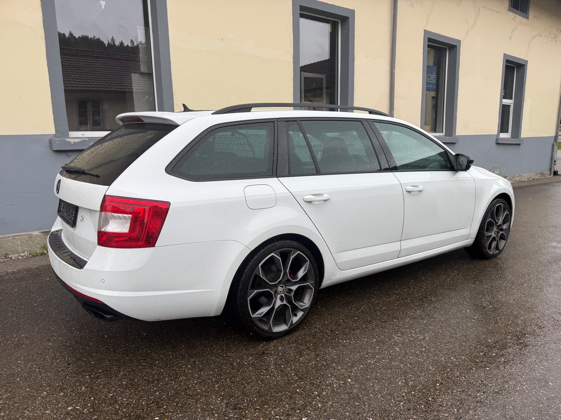 SKODA Octavia Combi 2.0 TDI RS 4x4 DSG-image-11