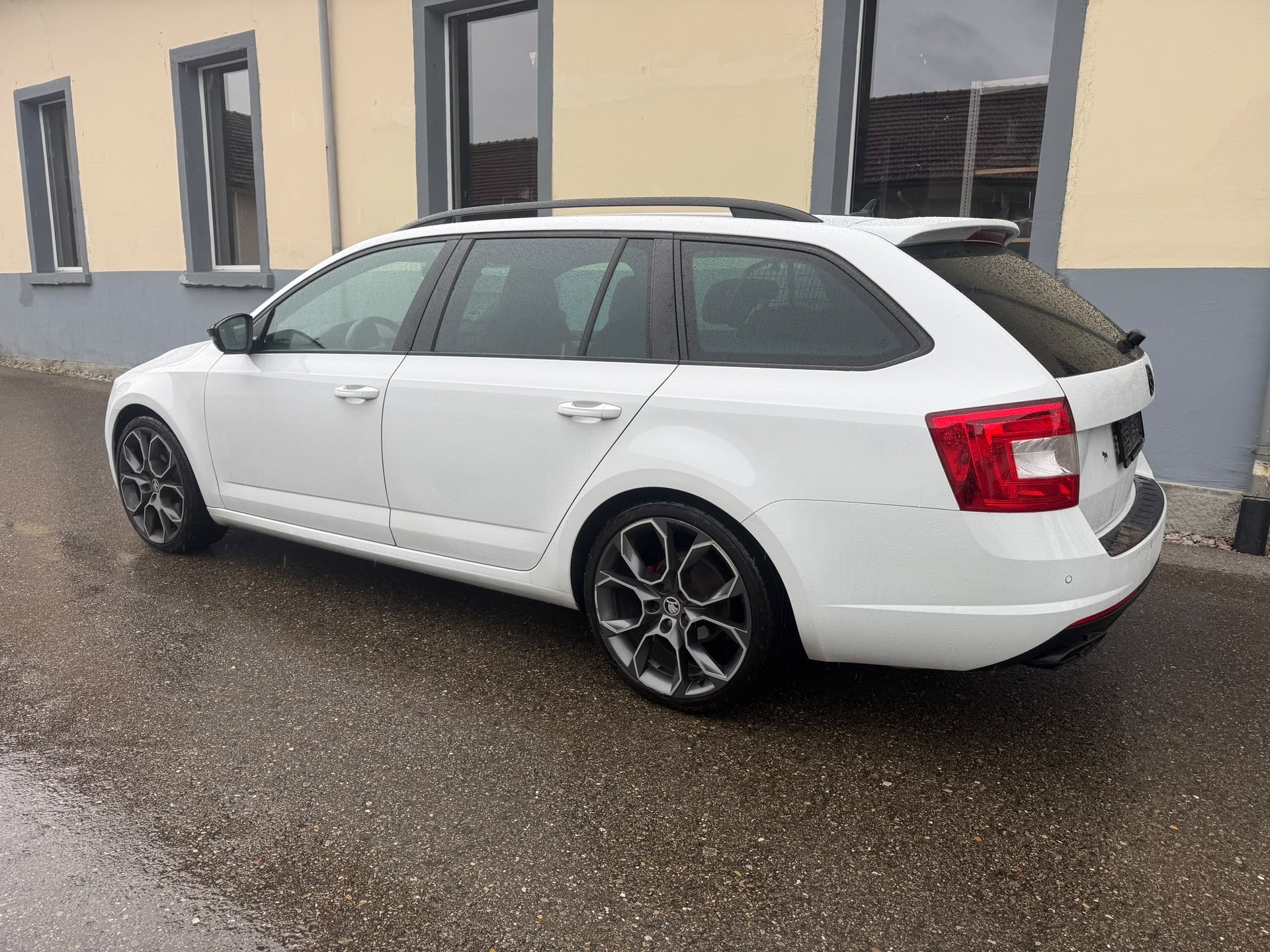 SKODA Octavia Combi 2.0 TDI RS 4x4 DSG-image-12