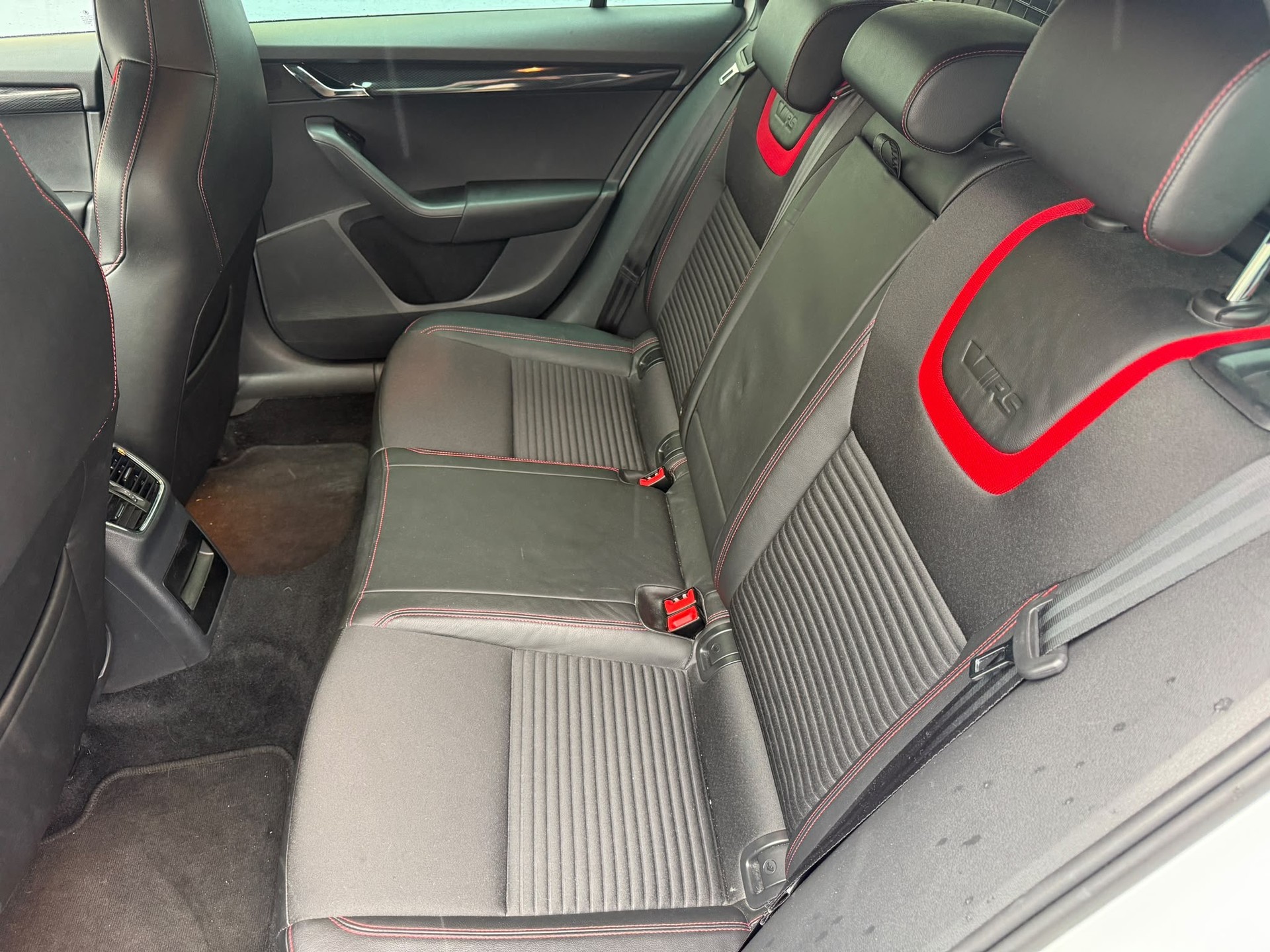 SKODA Octavia Combi 2.0 TDI RS 4x4 DSG-image-22