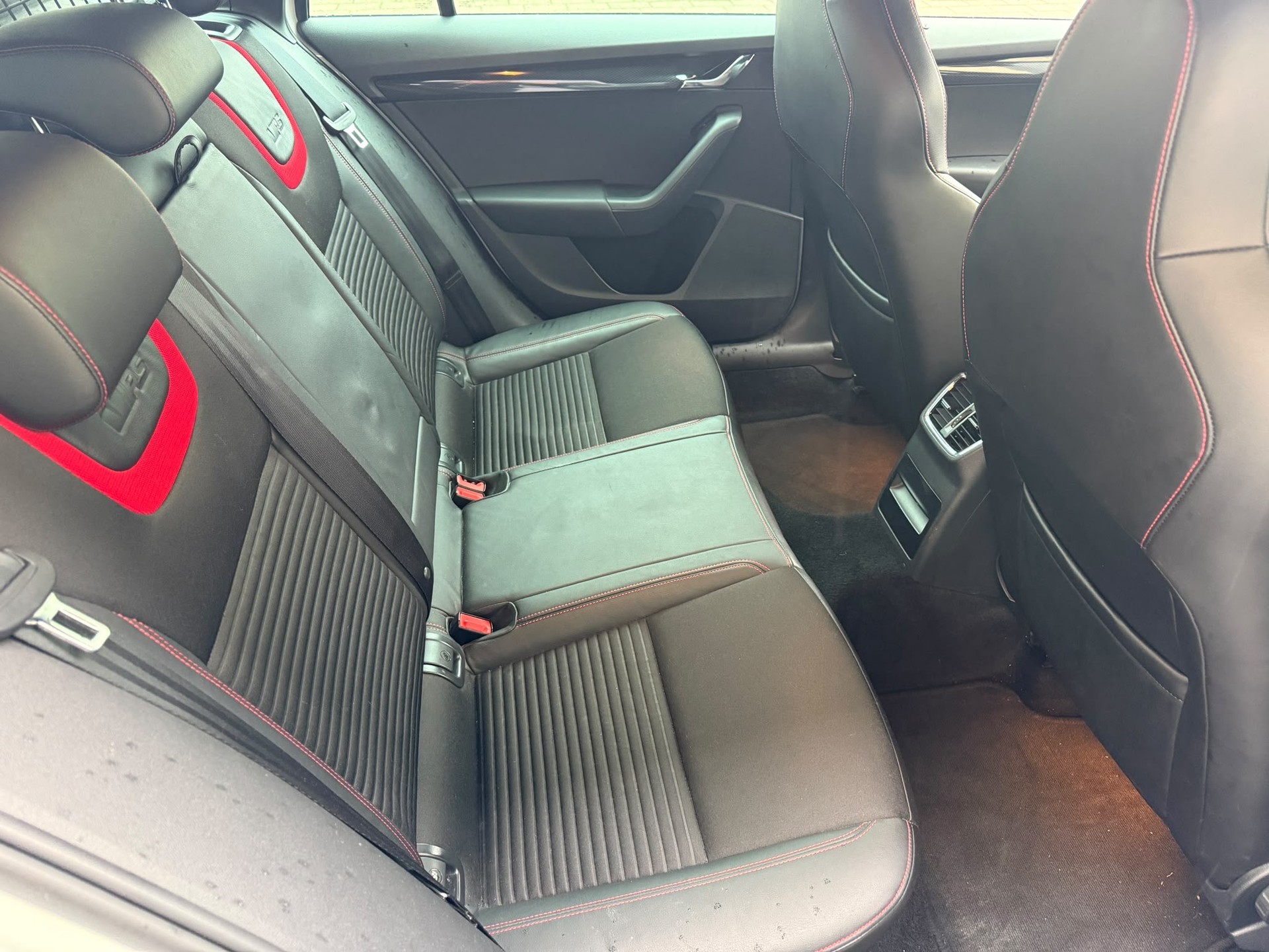 SKODA Octavia Combi 2.0 TDI RS 4x4 DSG-image-18