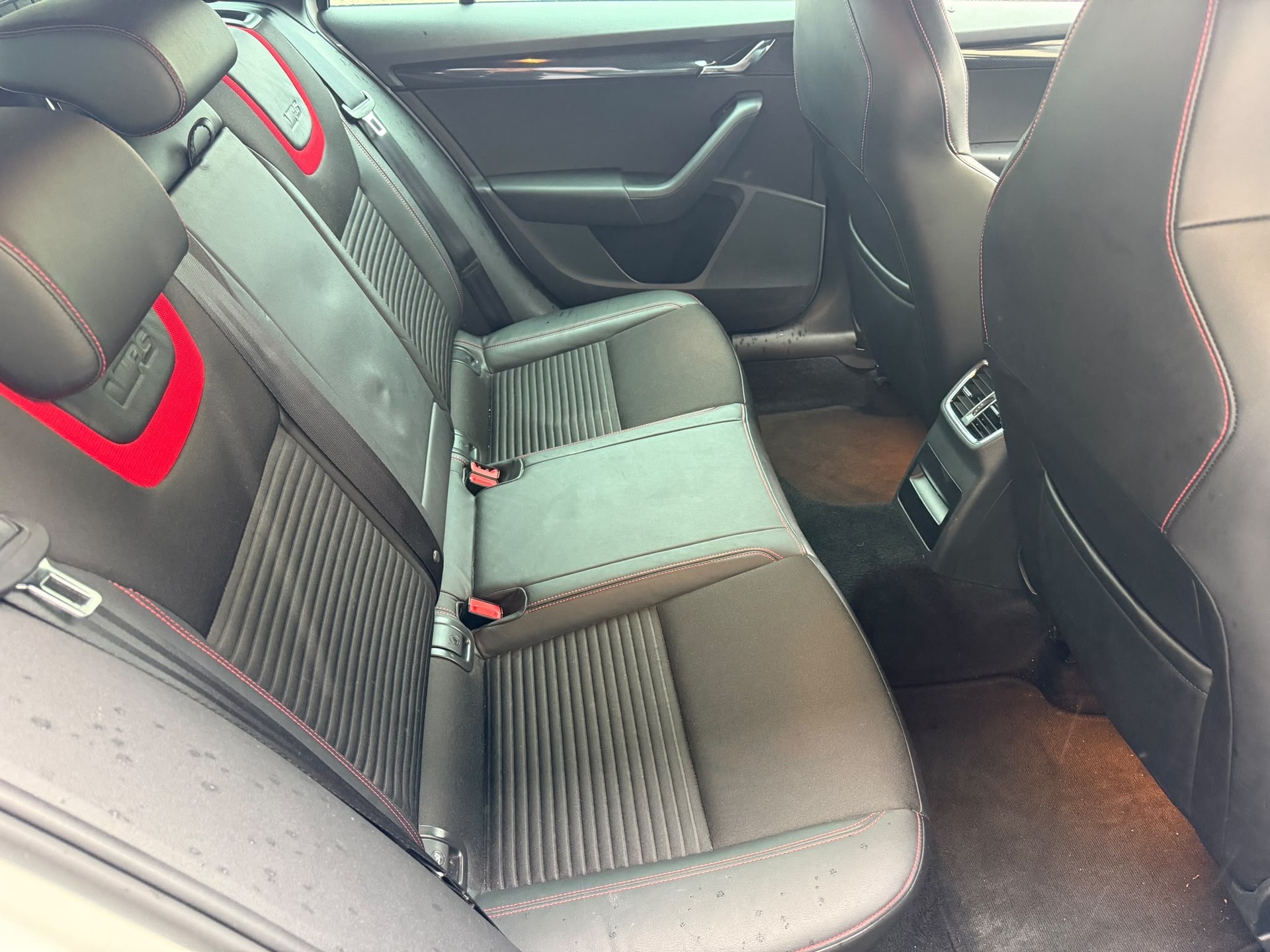 SKODA Octavia Combi 2.0 TDI RS 4x4 DSG-image-20