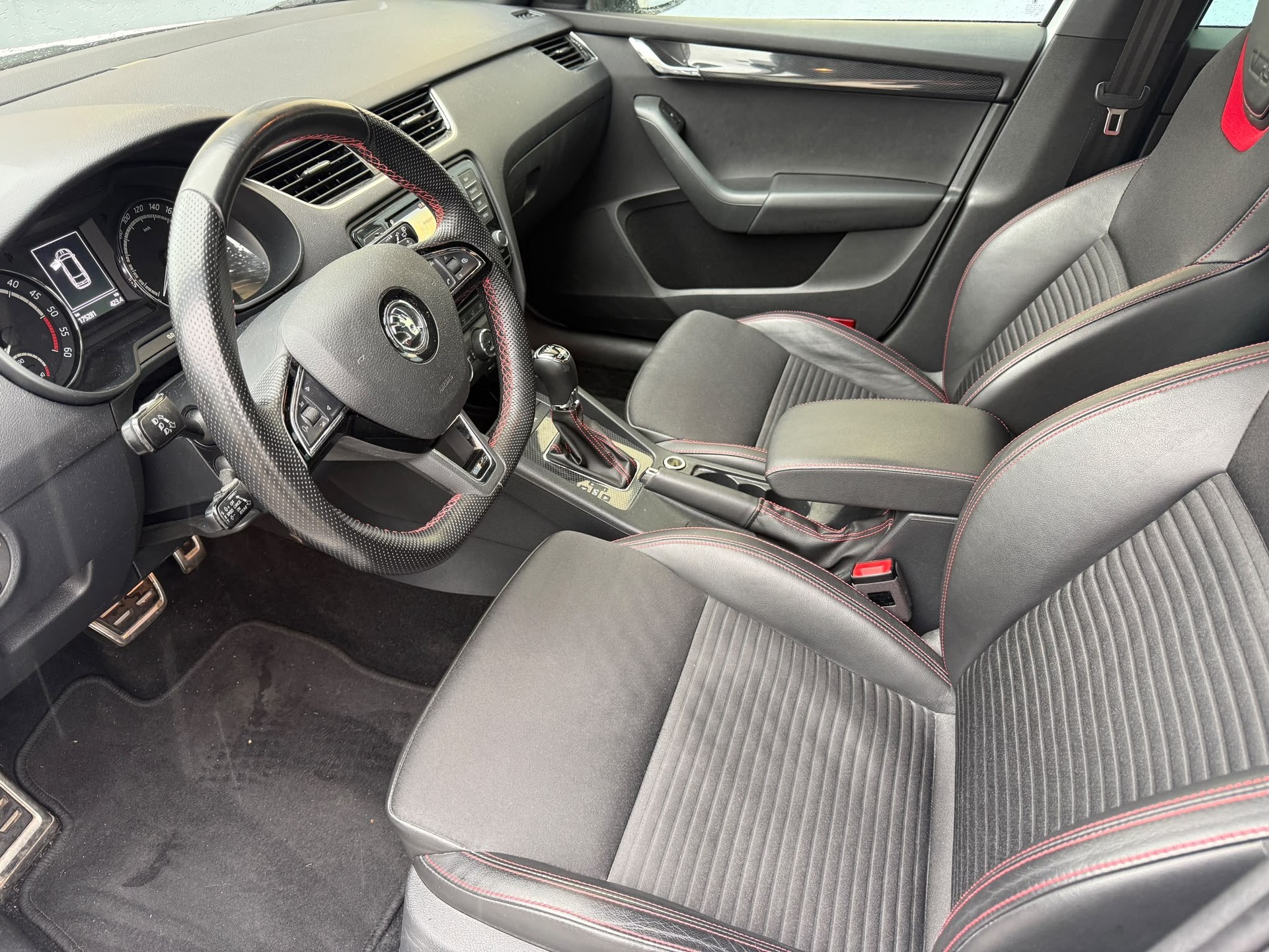 SKODA Octavia Combi 2.0 TDI RS 4x4 DSG-image-16