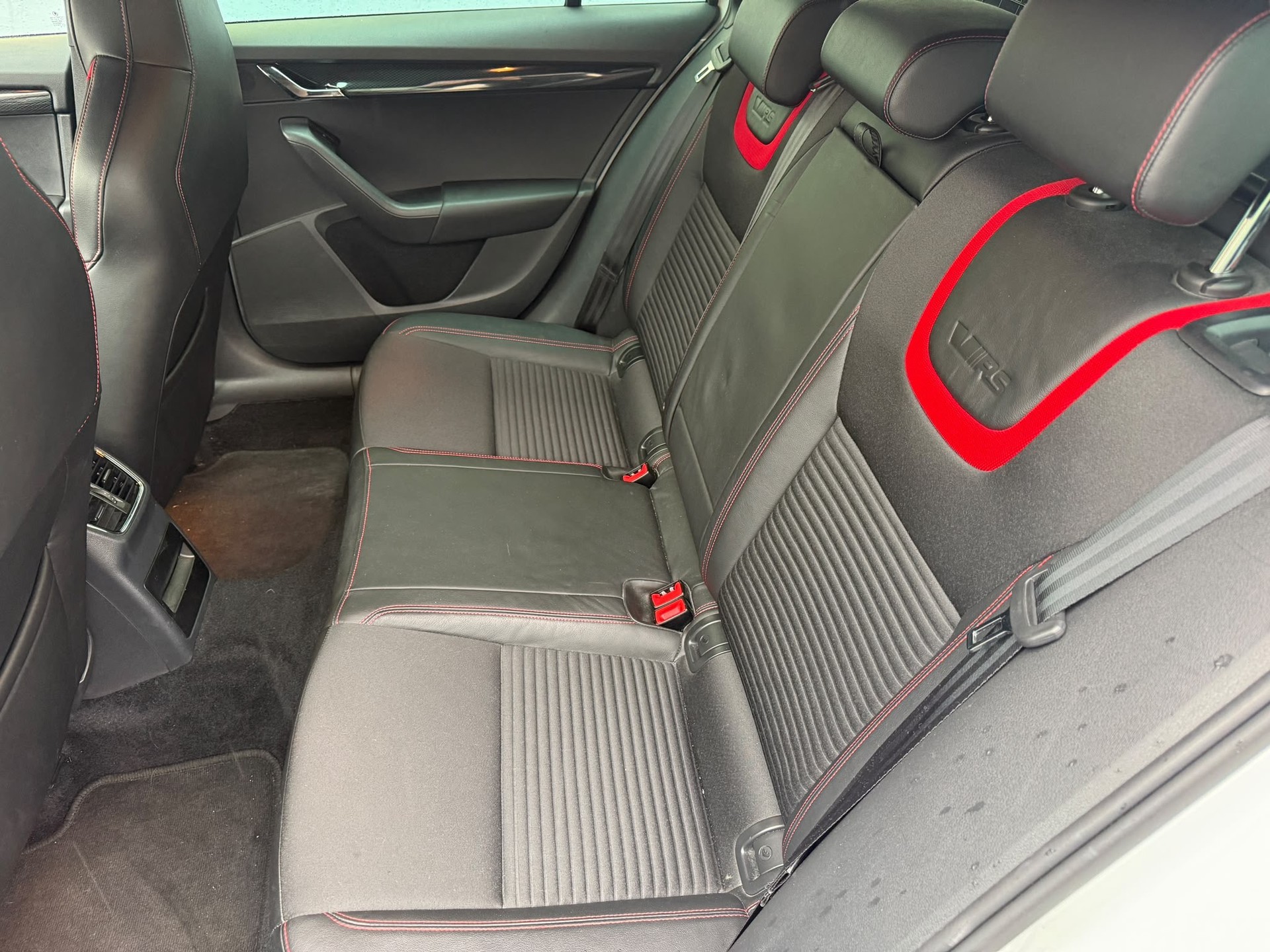 SKODA Octavia Combi 2.0 TDI RS 4x4 DSG-image-19