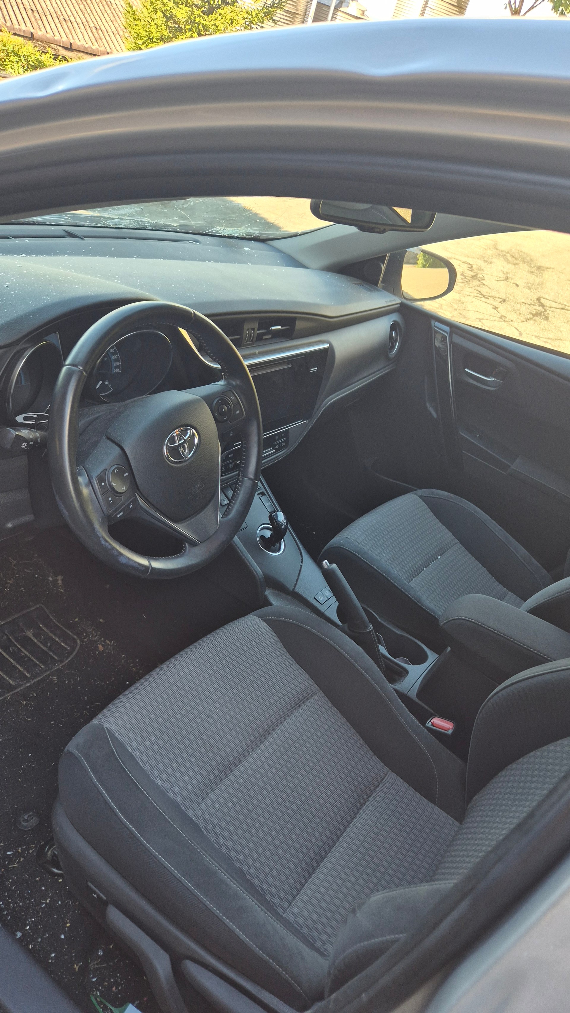 TOYOTA Auris 1.8 HSD Comfort e-CVT-image-15