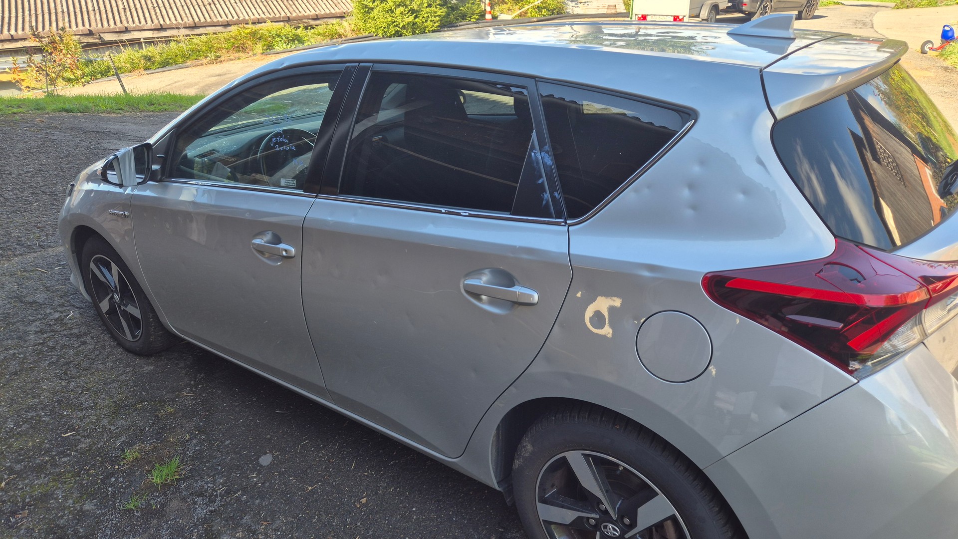 TOYOTA Auris 1.8 HSD Comfort e-CVT-image-11