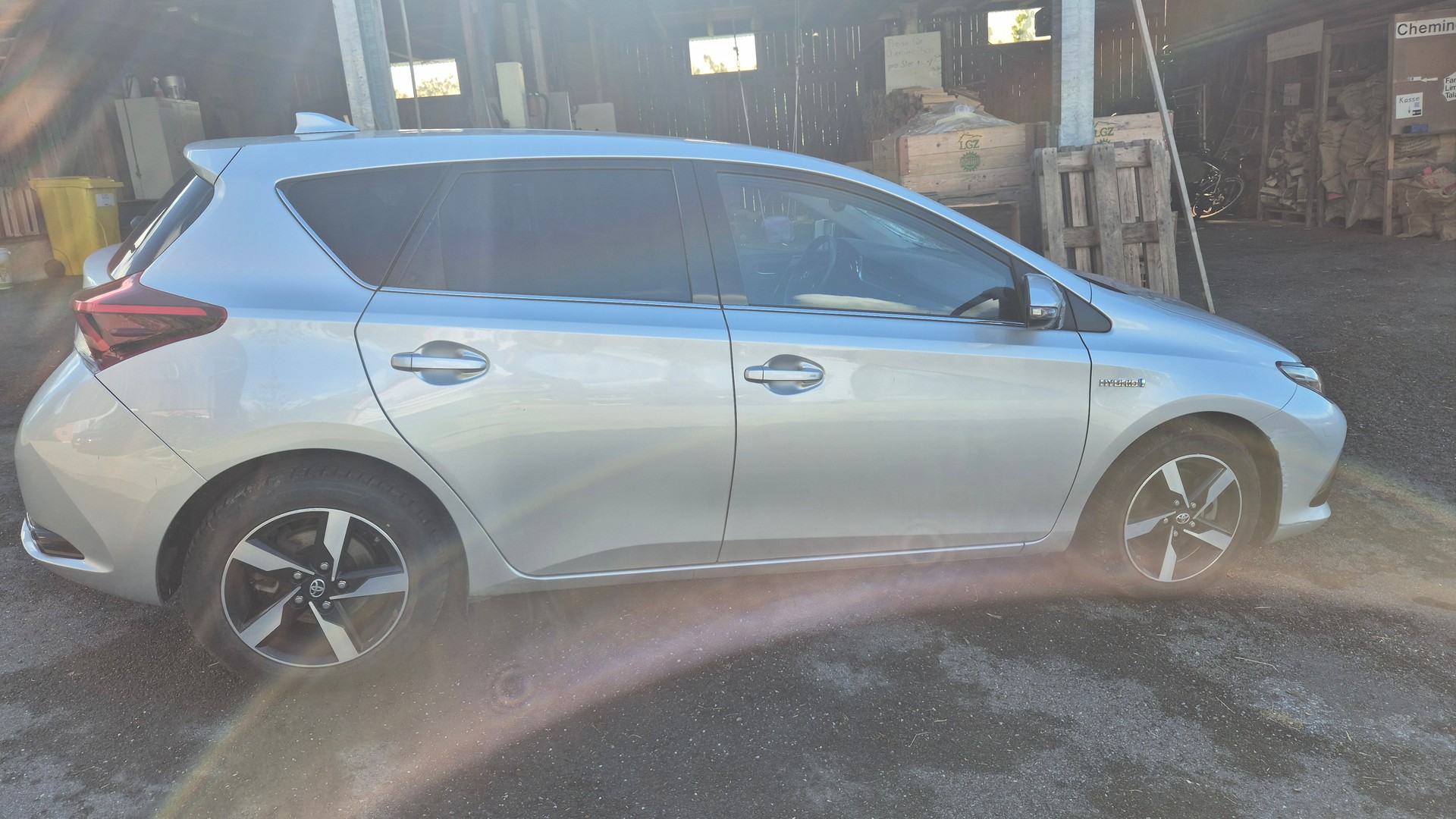 TOYOTA Auris 1.8 HSD Comfort e-CVT-image-6