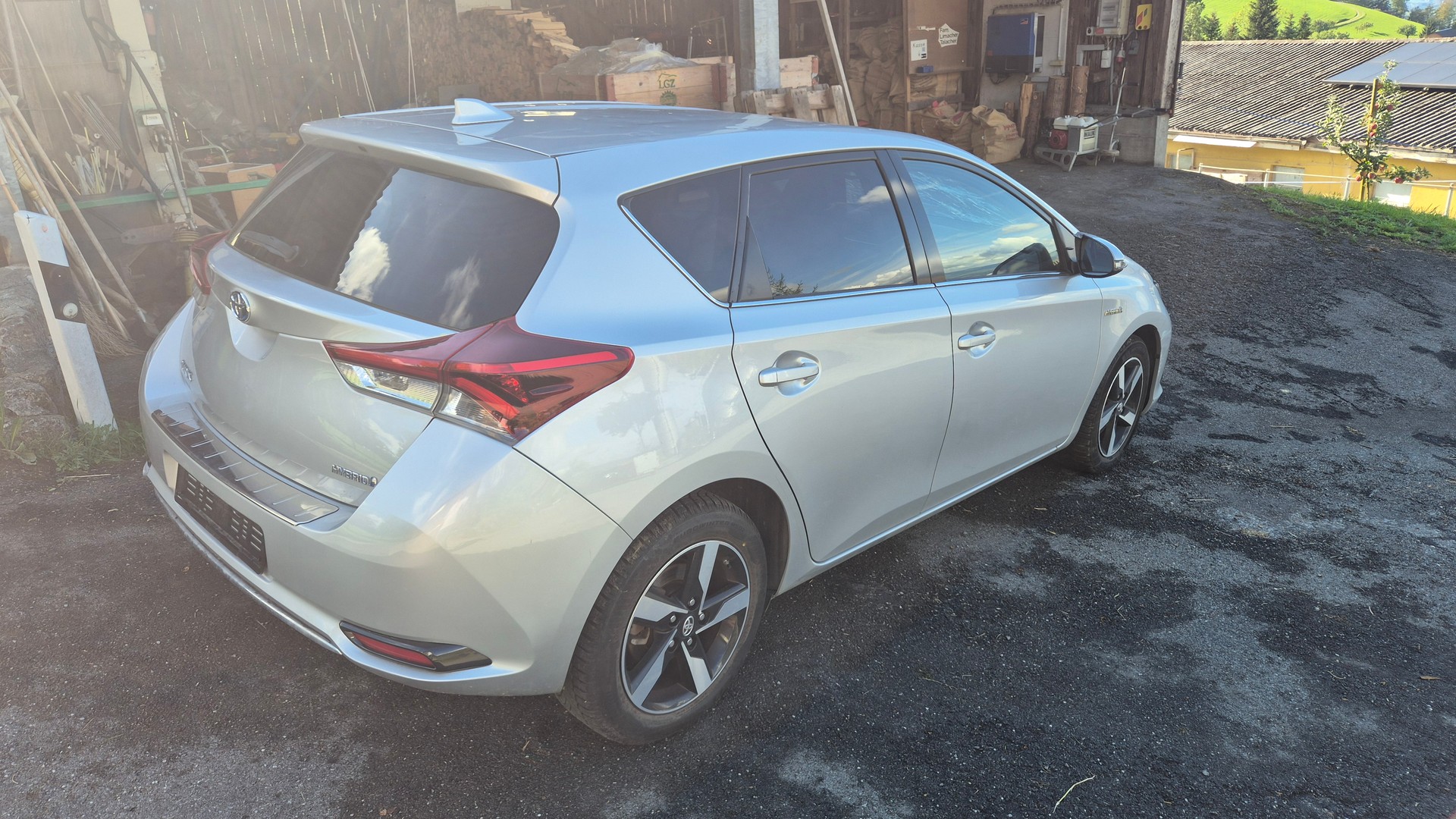 TOYOTA Auris 1.8 HSD Comfort e-CVT-image-5