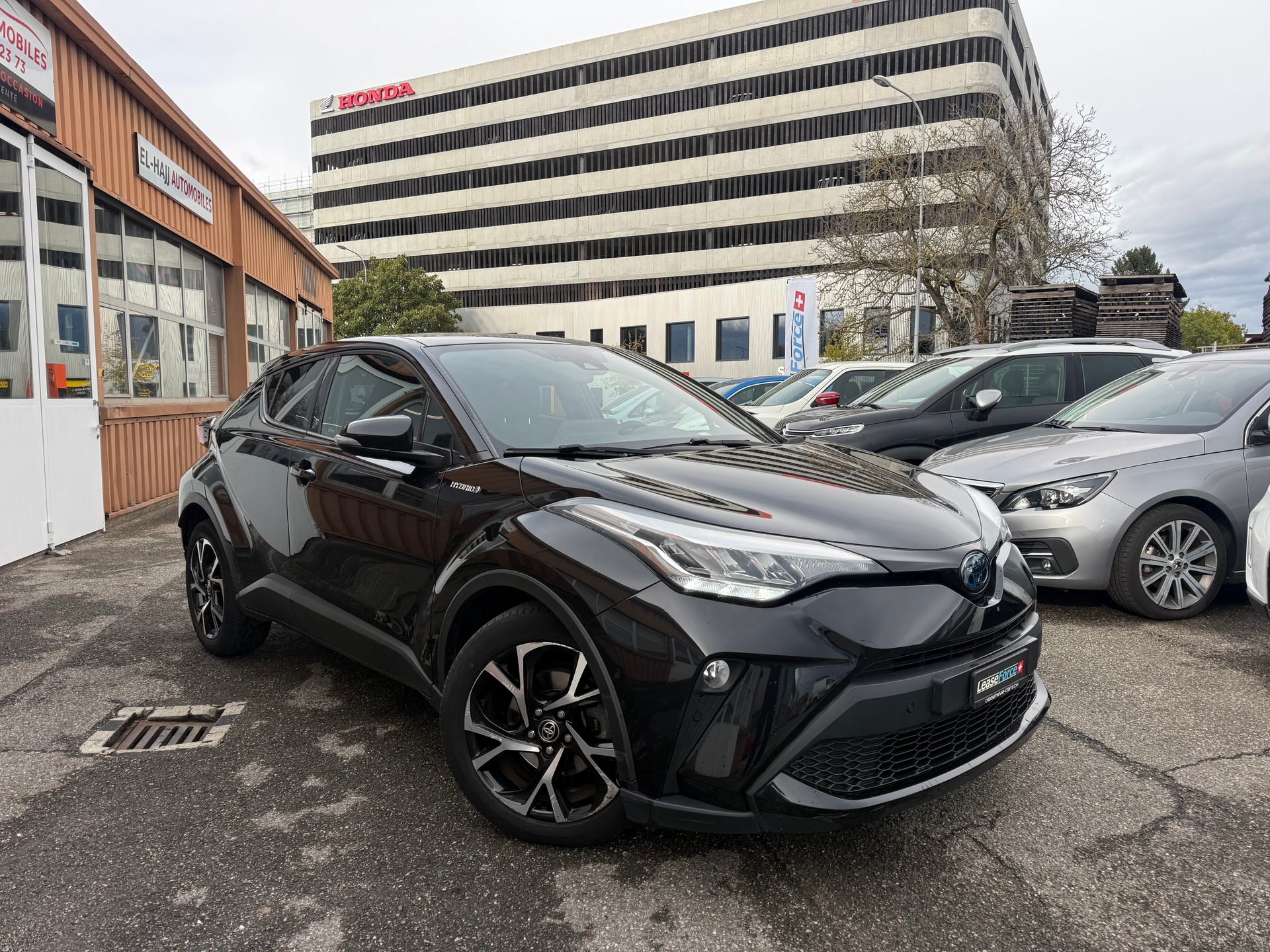 TOYOTA C-HR 1.8 HSD CVT Trend-image-1
