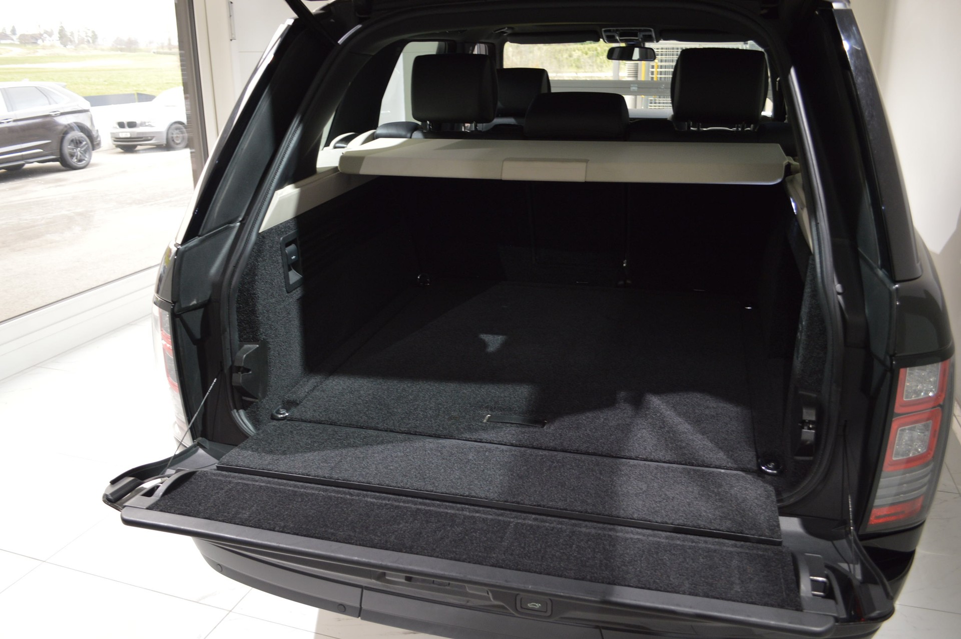 LAND ROVER Range Rover 4.4 SDV8 Vogue Automatic-image-6