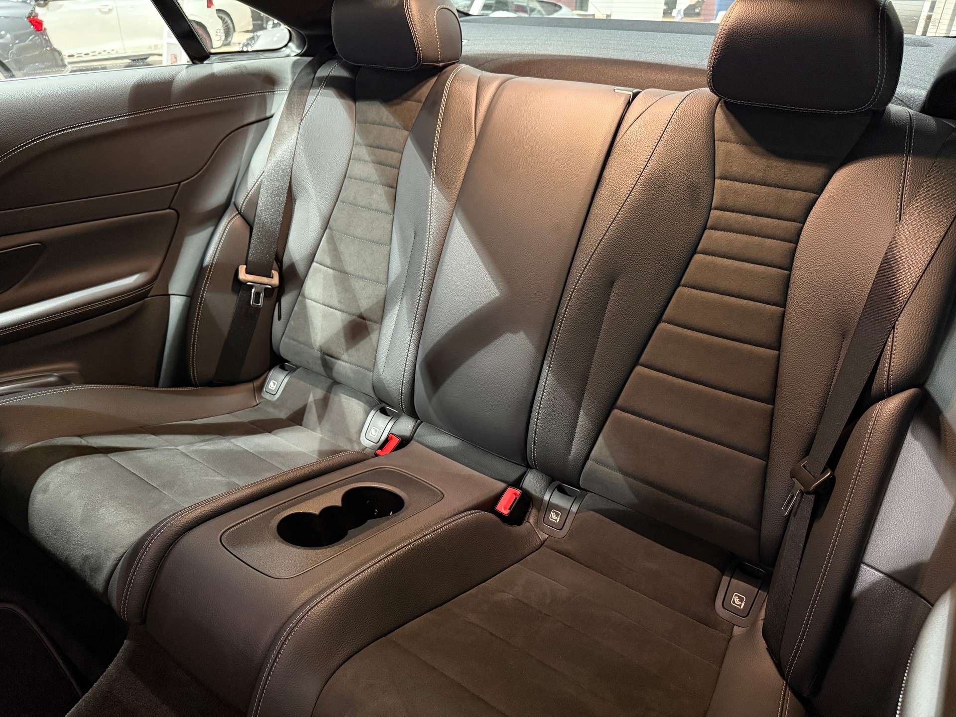 MERCEDES-BENZ E 220 d Coupé 4Matic AMG Line 9G-Tronic-image-13