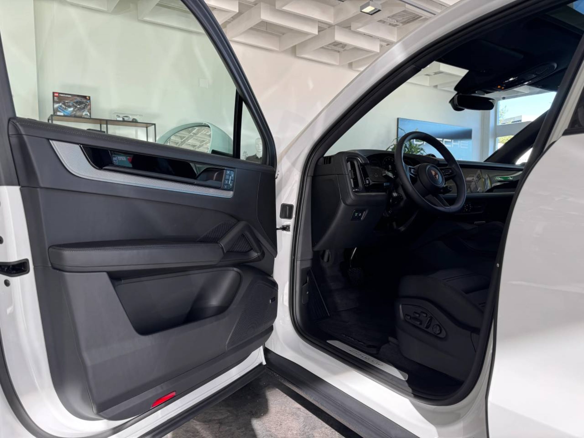 PORSCHE Cayenne E-Hybrid-showroom-element-3