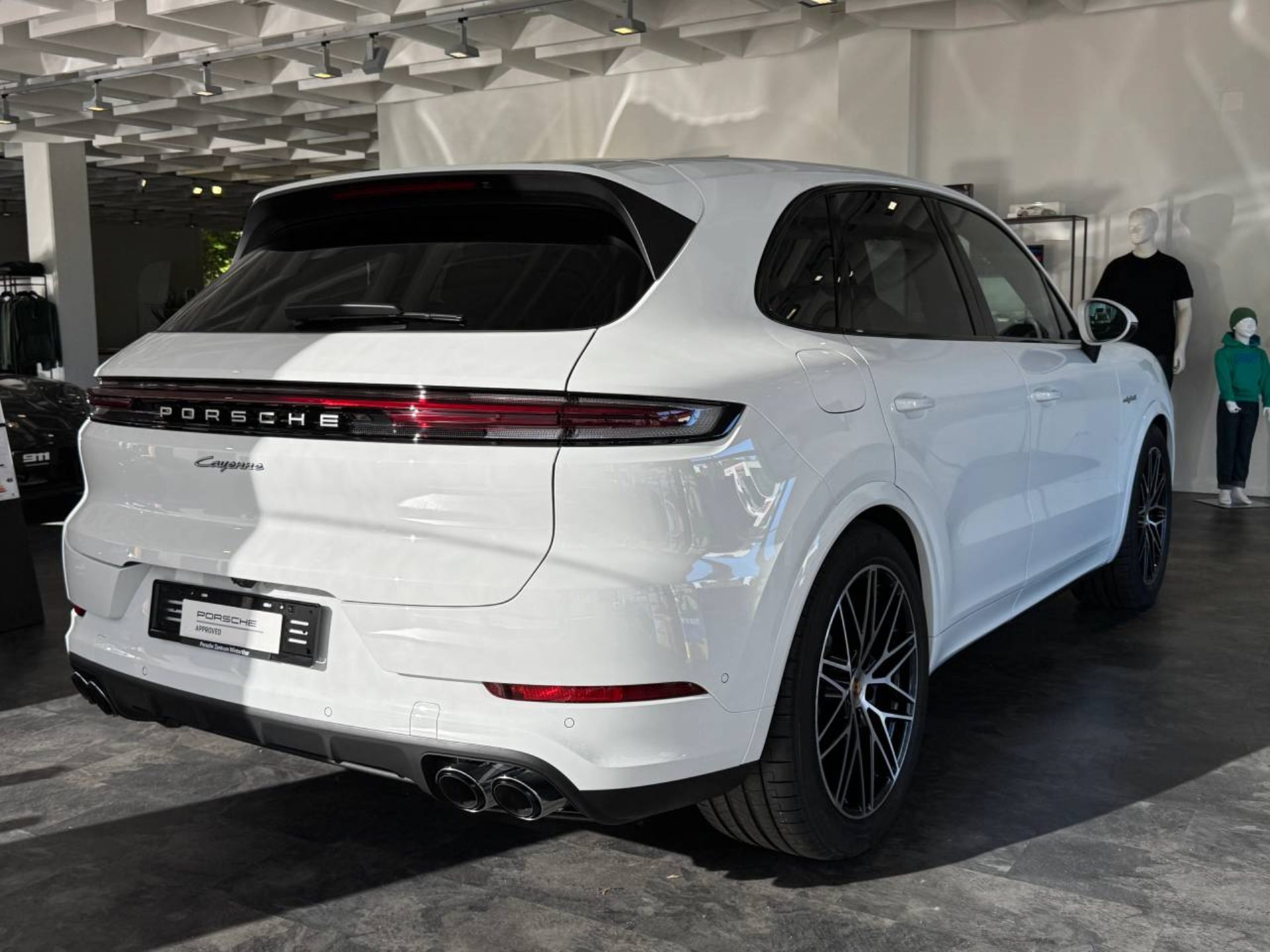 PORSCHE Cayenne E-Hybrid-showroom-element-2