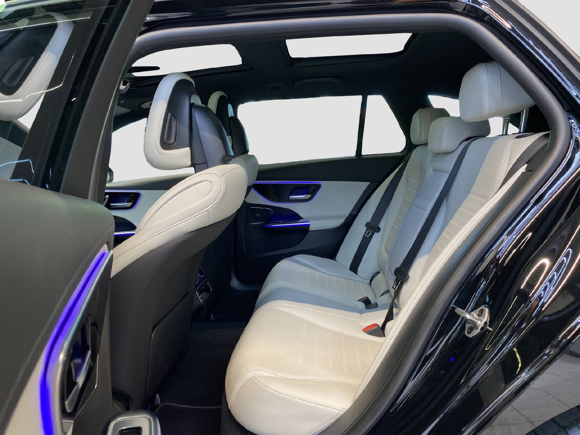 MERCEDES-BENZ C 300 d AMG Line Kombi-image-11