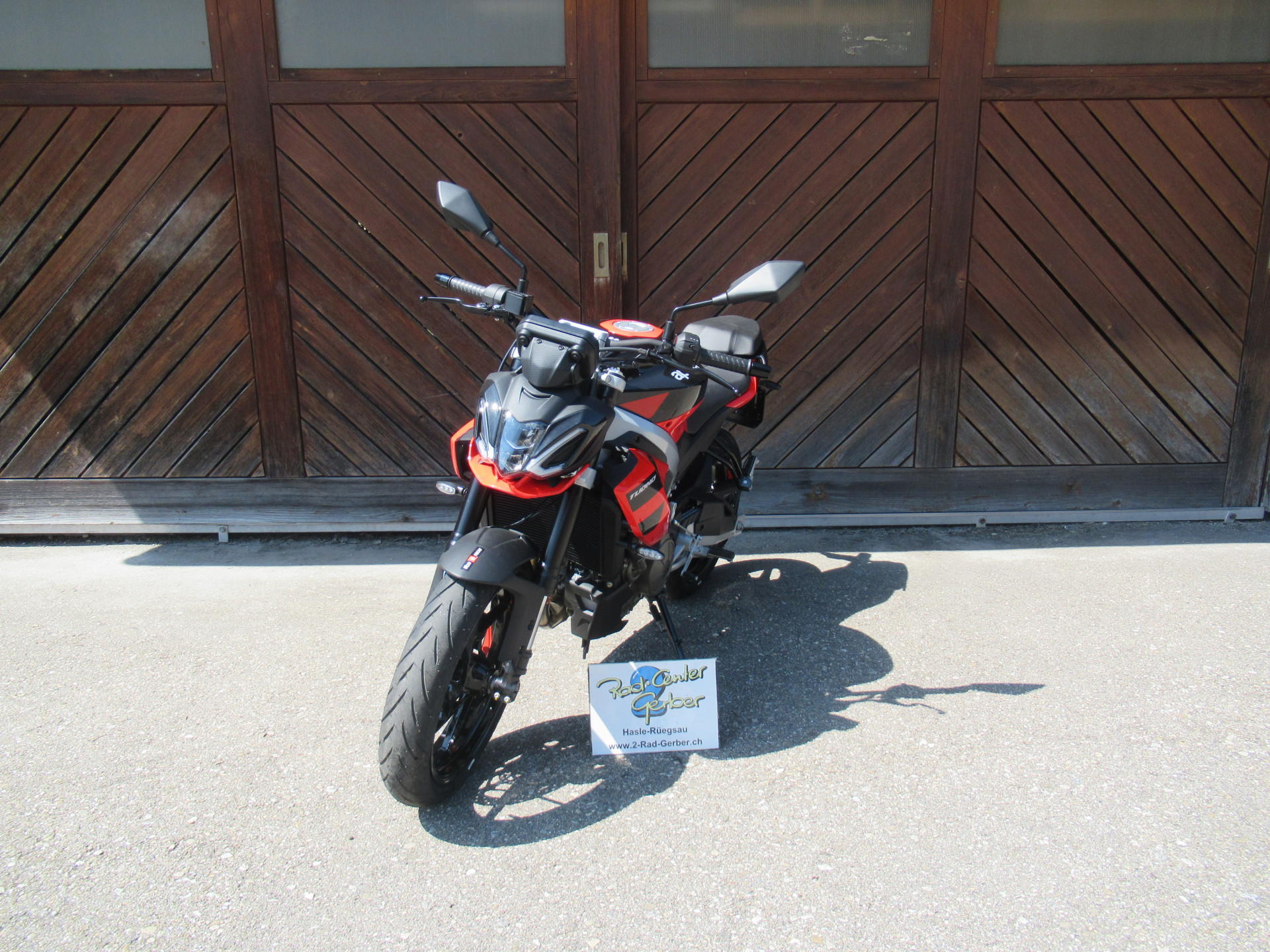 APRILIA Tuono 457-showroom-element-1