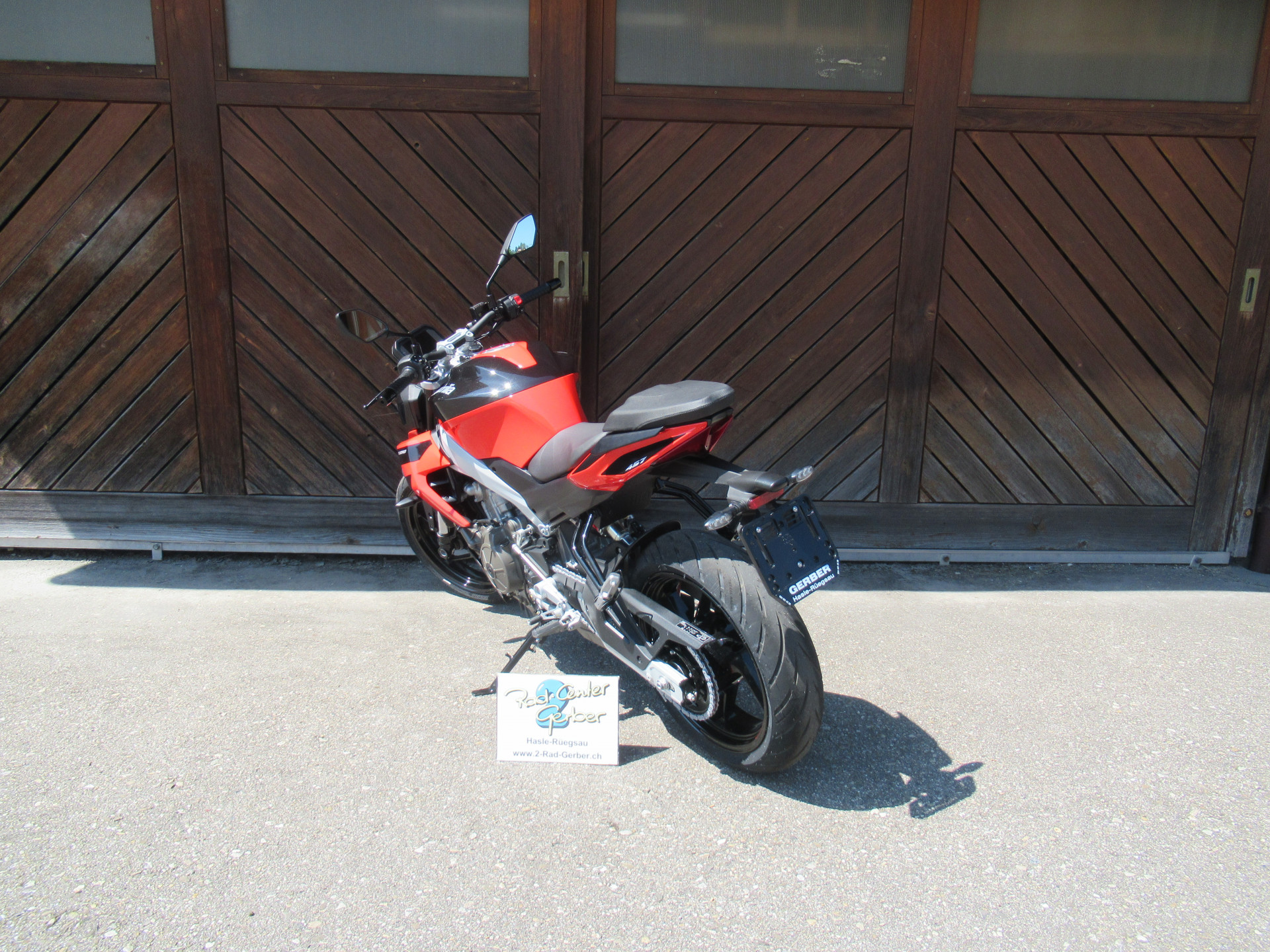 APRILIA Tuono 457-showroom-element-2