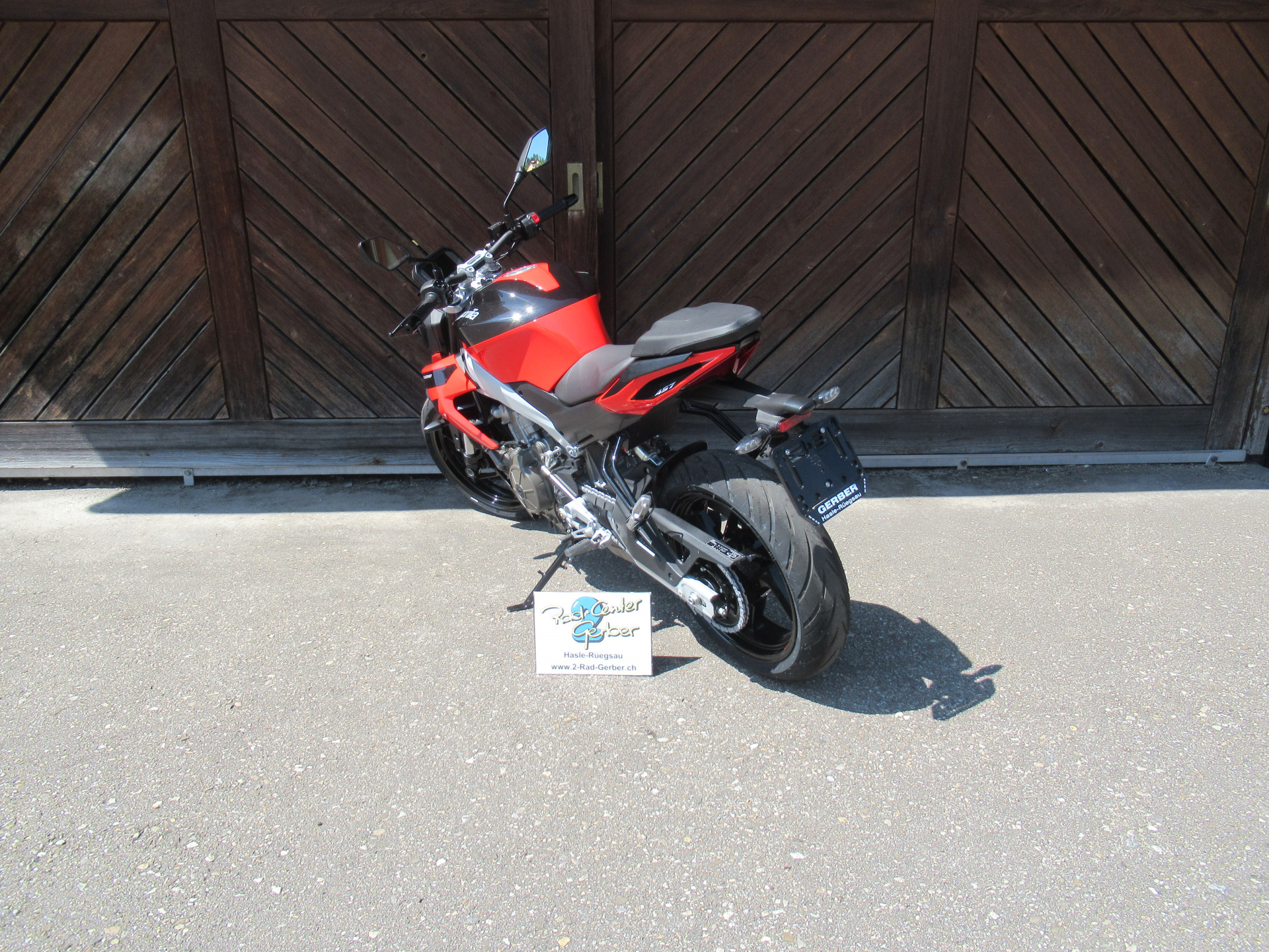 APRILIA Tuono 457-showroom-element-3