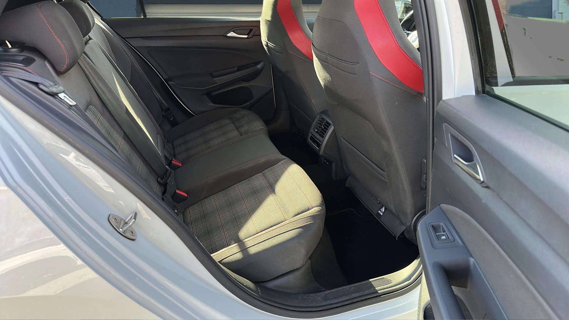 VW Golf 2.0 TSI GTI DSG Black Style mit Rückfahrkamera-image-13