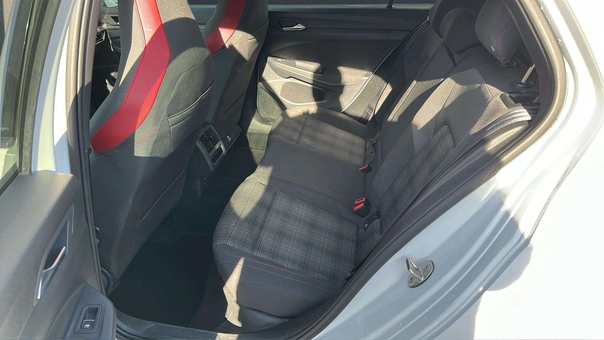 VW Golf 2.0 TSI GTI DSG Black Style mit Rückfahrkamera-image-12