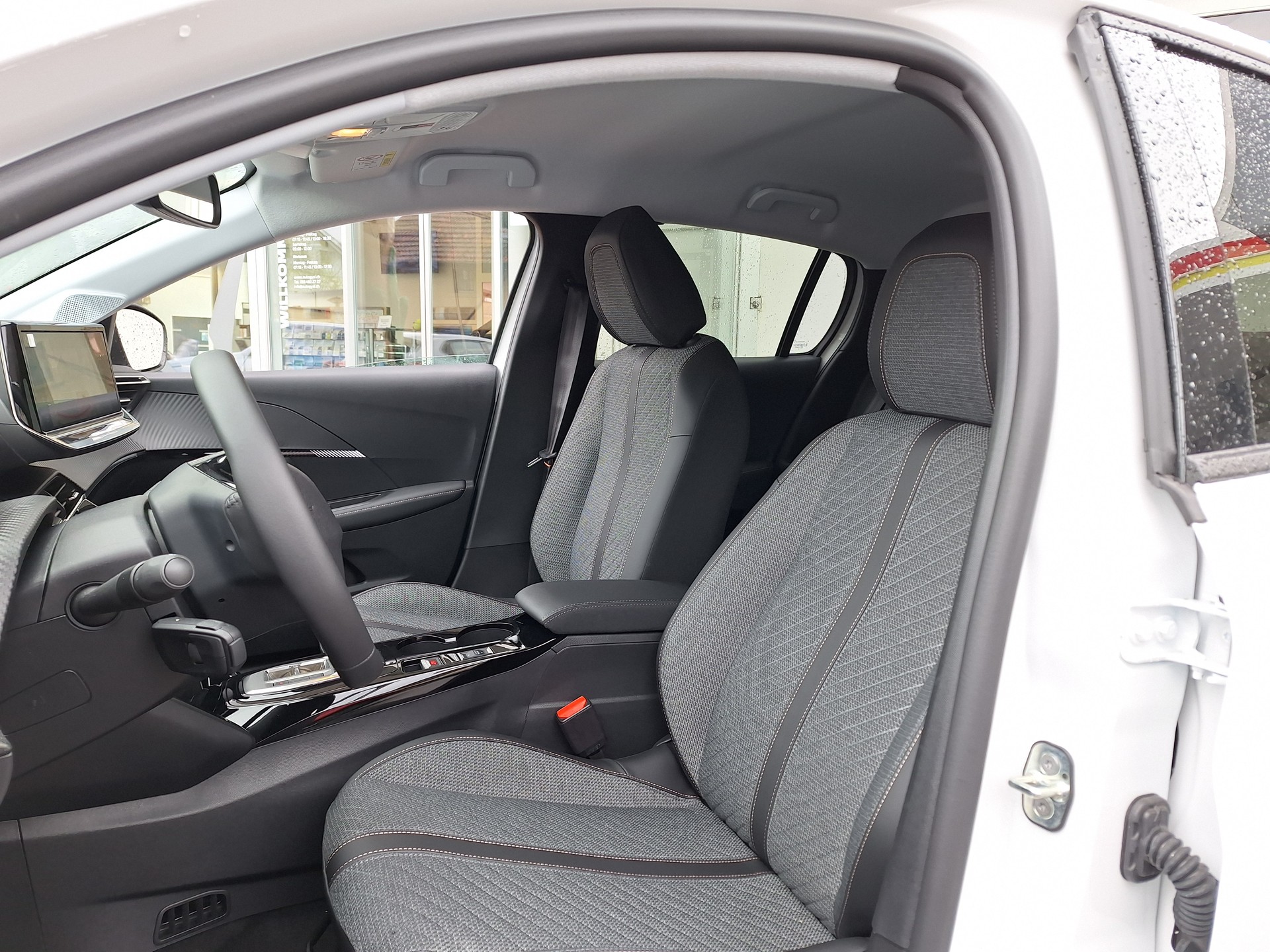 PEUGEOT e-208 Allure Helvetia (439)-image-5
