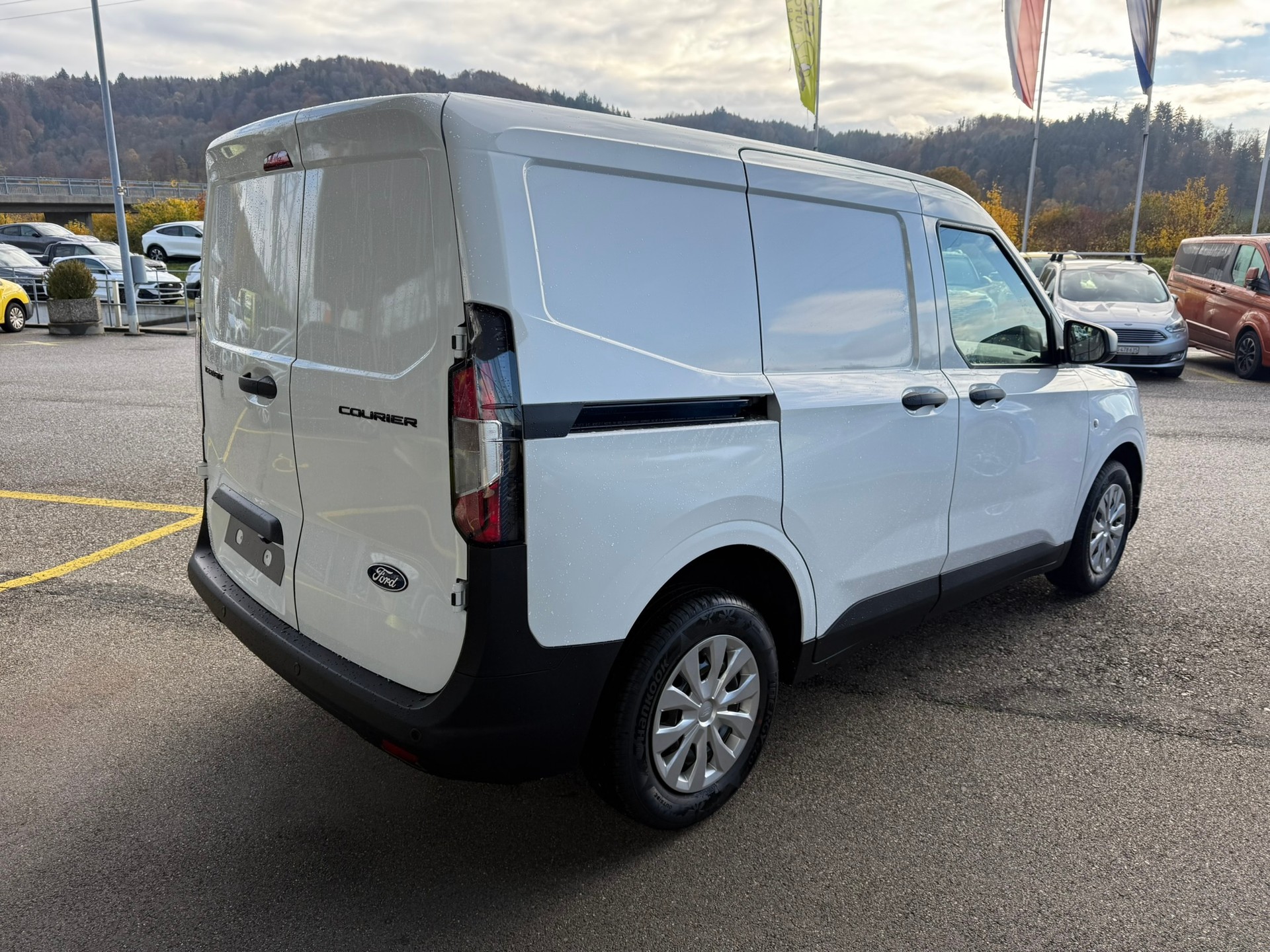 FORD Transit Courier Van 1.0 EcoBoost Trend Automat-image-5