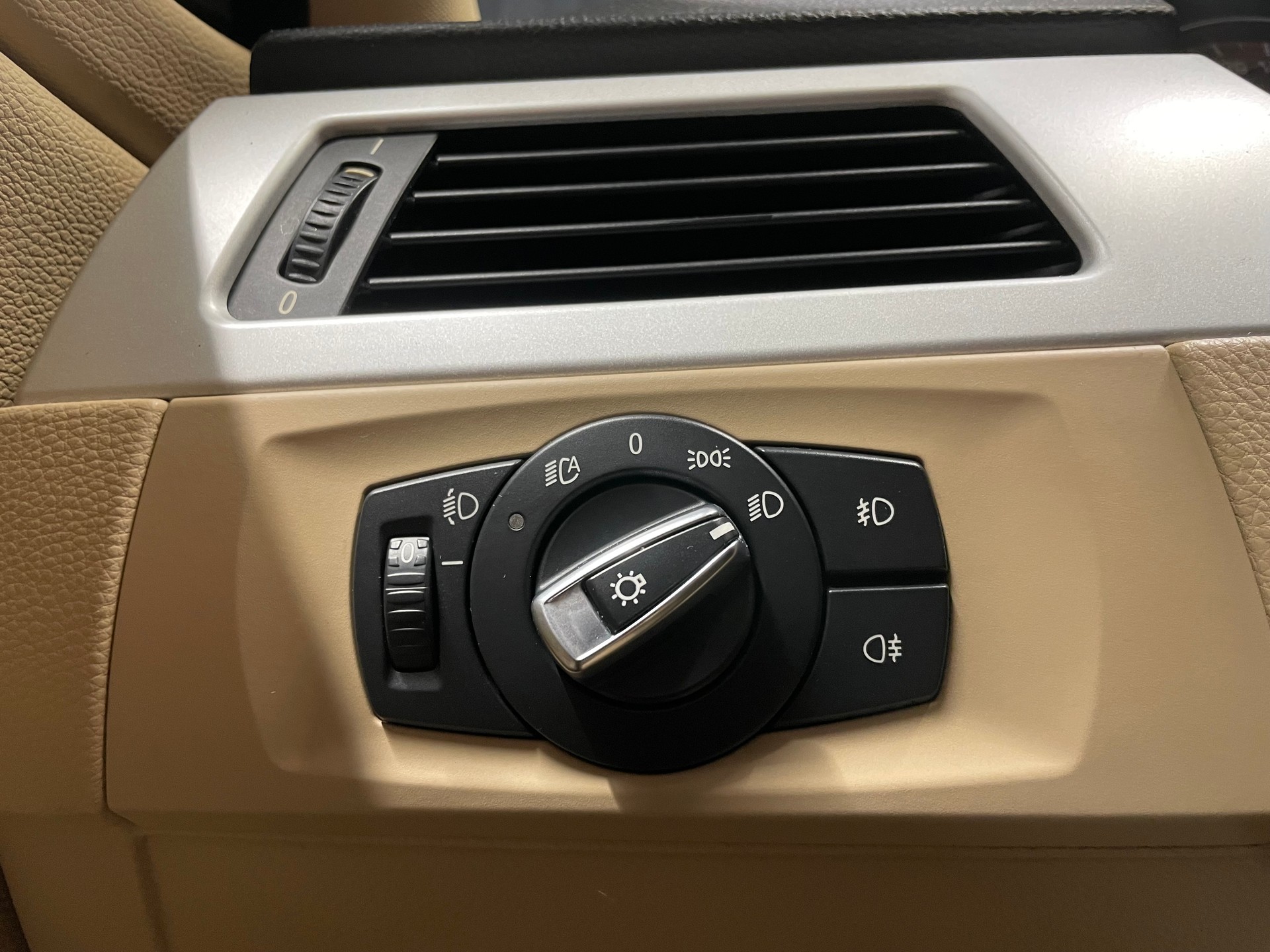 BMW 318i Dynamic Edition Steptronic (55)-image-9